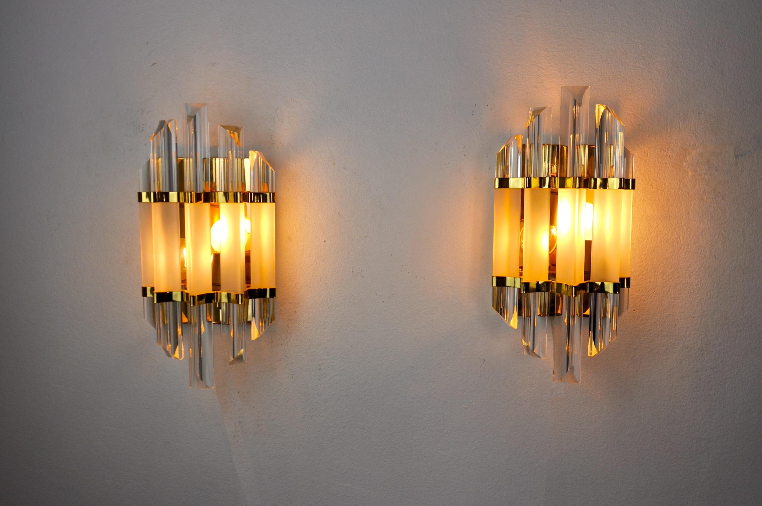 Very nice pair of Venini wall lamp produced in Italy in the 70s.
Cut glass and gilded metal structure.
Unique object that will illuminate wonderfully and bring a real design touch to your interior.
Verified electricity, time mark consistent with the