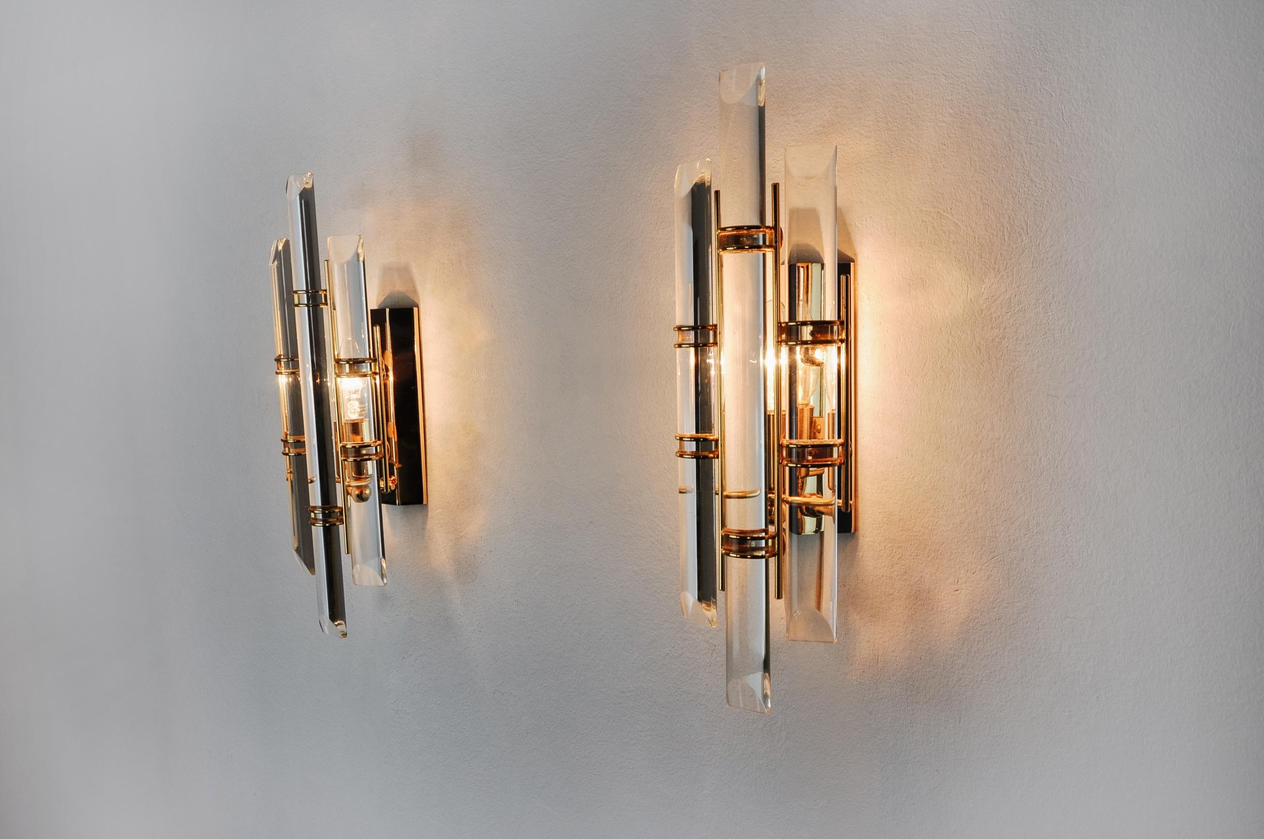 Very nice pair of Venini wall lamp produced in Italy in the 70s.
Cut glass and gilded metal structure.
Unique object that will illuminate wonderfully and bring a real design touch to your interior.
Verified electricity, time mark consistent with the