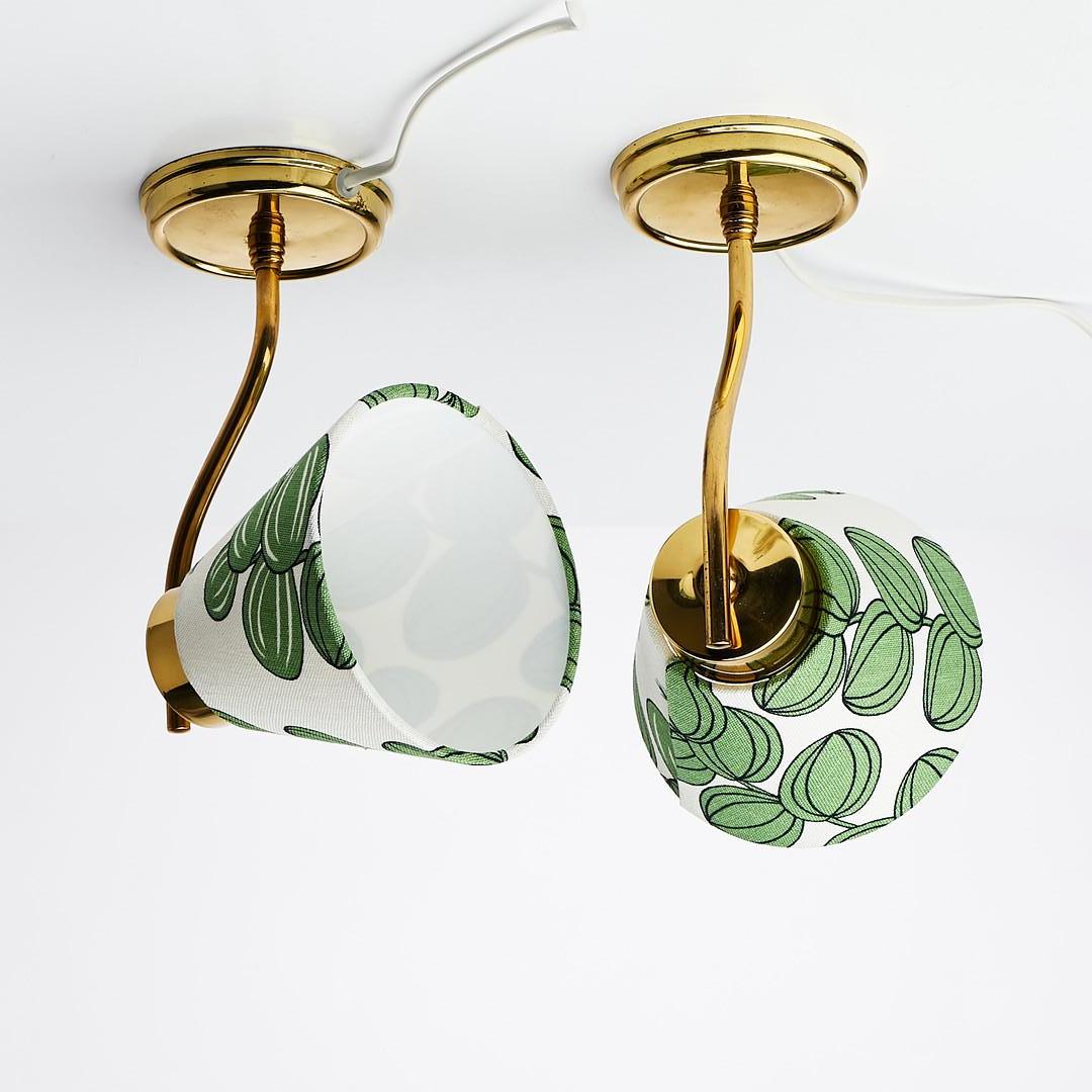 Very pretty pair of wall lamps, in the style of Hans Bergstrom, end of the 20th century, finished in brass, shades covered in 