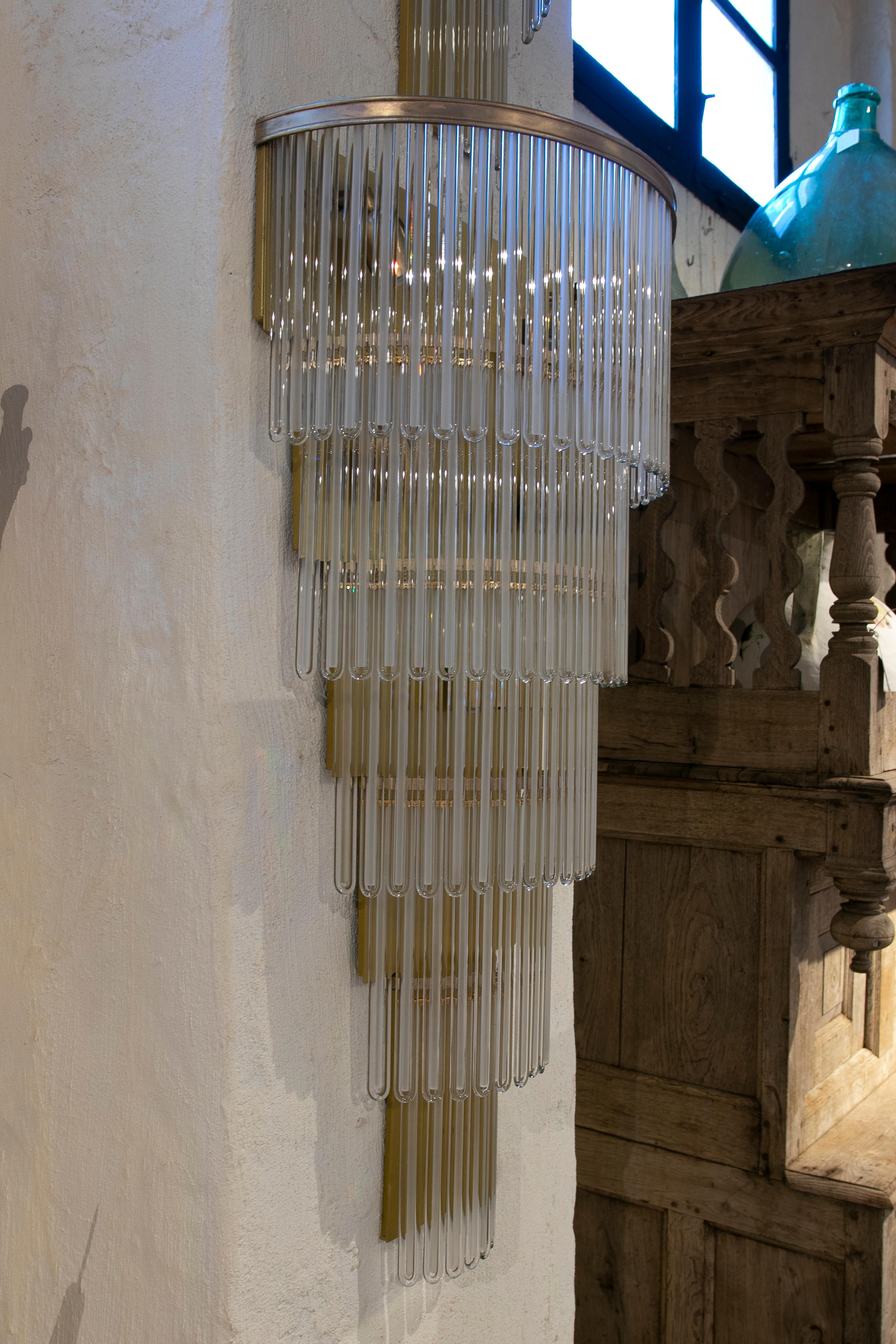 Espagnol Paire d'appliques murales avec structure en métal et verre antique en vente