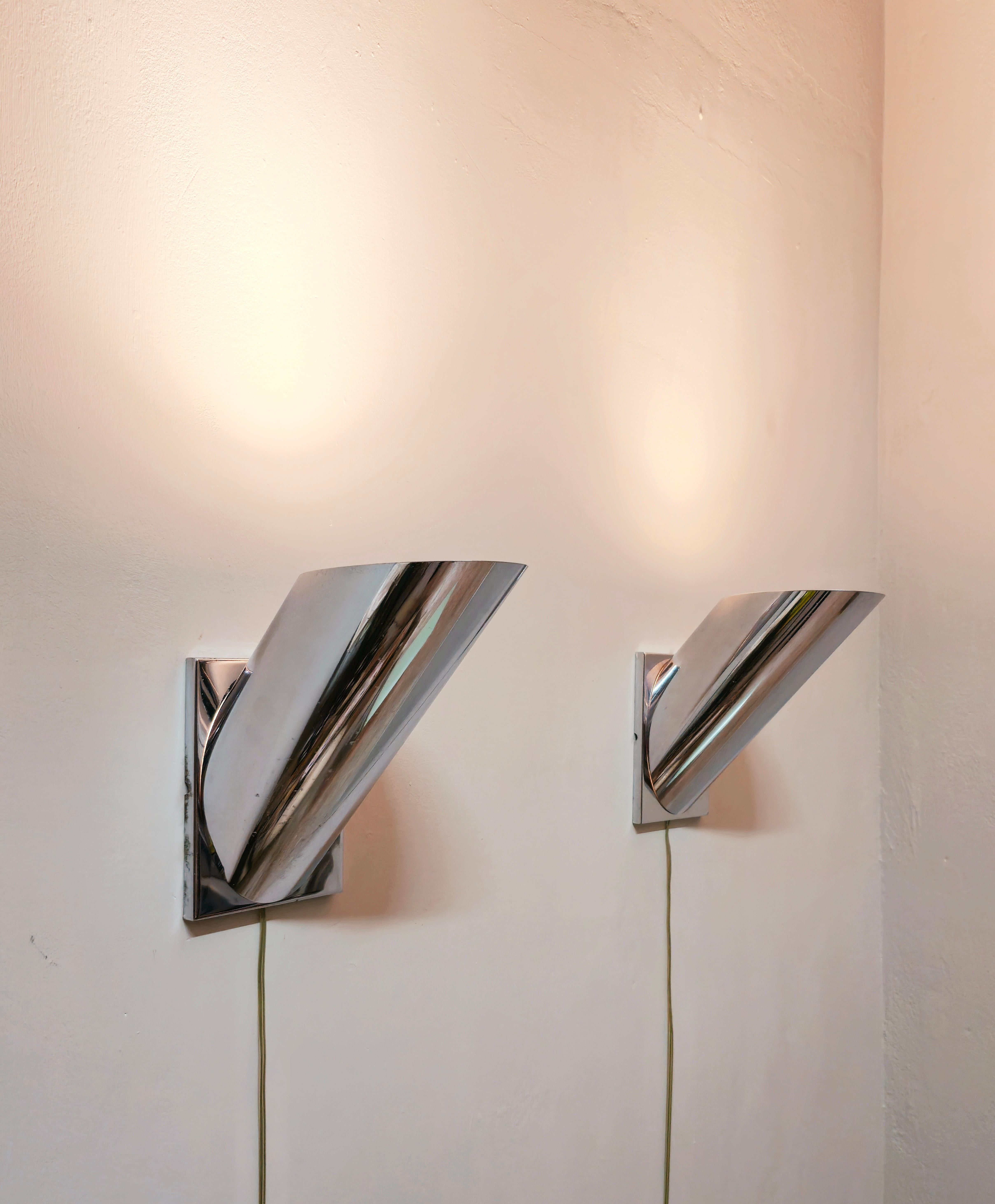 Stilnovo Paar Wandlampen (Produktions Label) mit einem Licht. Zylindrischer Diffusor aus verchromtem Stahl/Aluminium. Rechteckiger Sockel aus verchromtem Metall. Dieses Design ist aufgrund des nach oben gerichteten Lichtstrahls sehr begehrt.  Leider