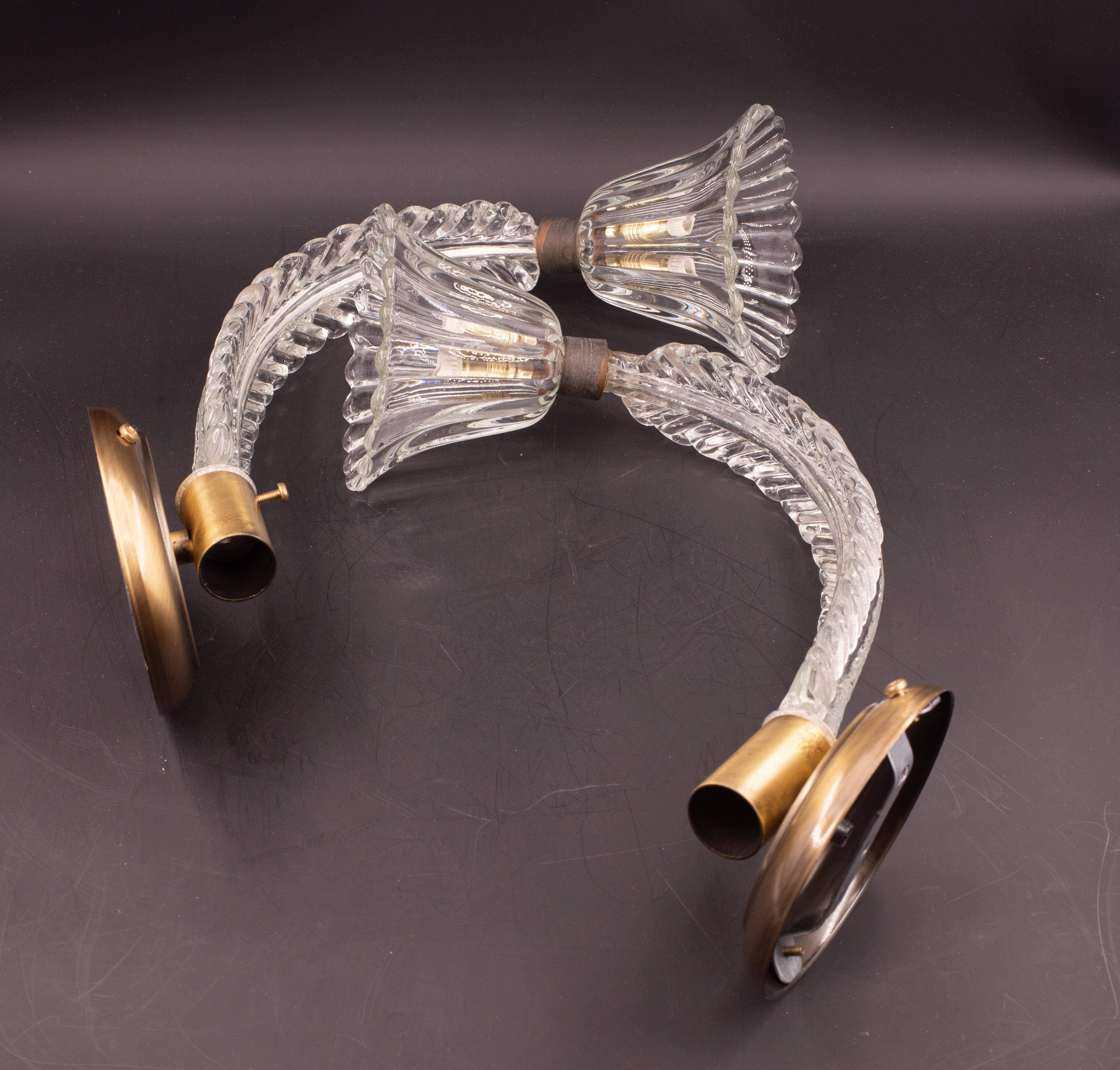 Pair of elegant and refined Barovier & Toso wall sconces in hand-blown murano glass with special processing.
Each wall sconce consists of a blown murano glass outlet. Mounted on a fully restored bronzed steel structure frame.
Clean and well wired,