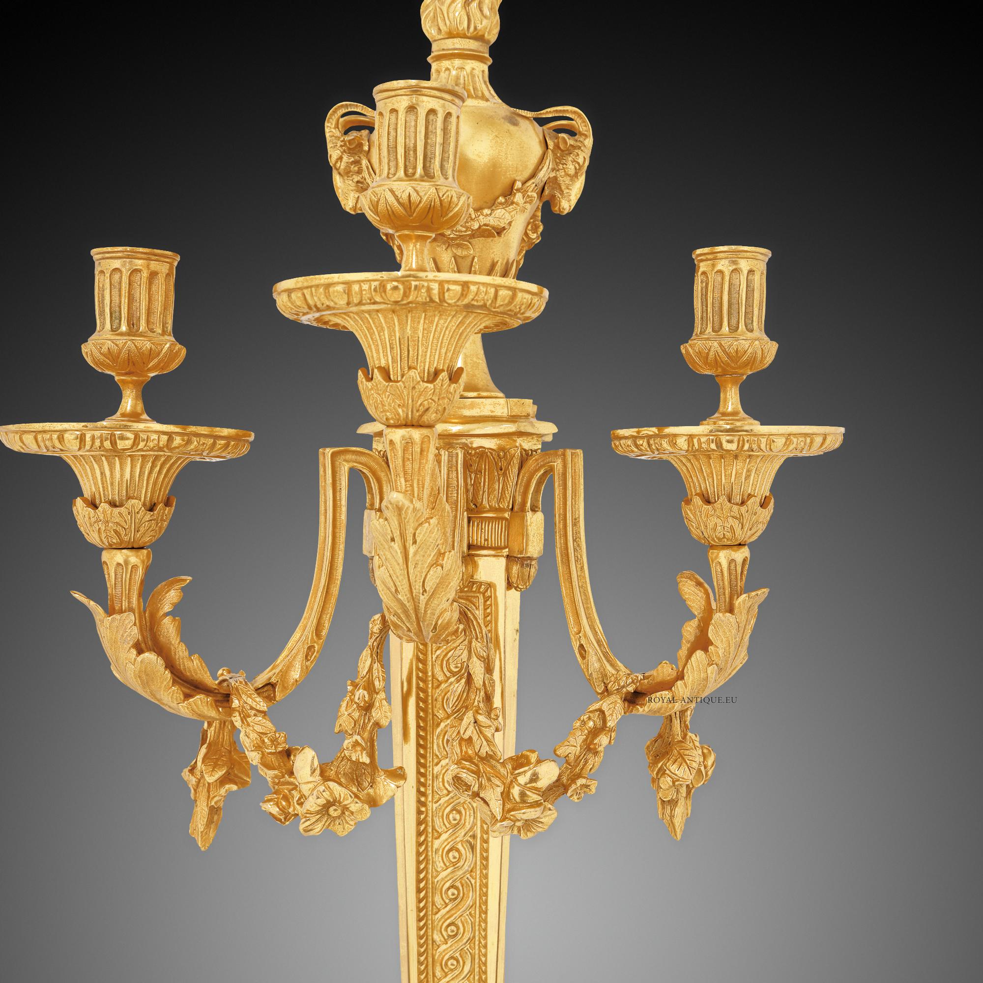 Mirror sconce made of chiseled brass plated with 24 carats gold. Flowers garlands, ram heads. 2 lights.