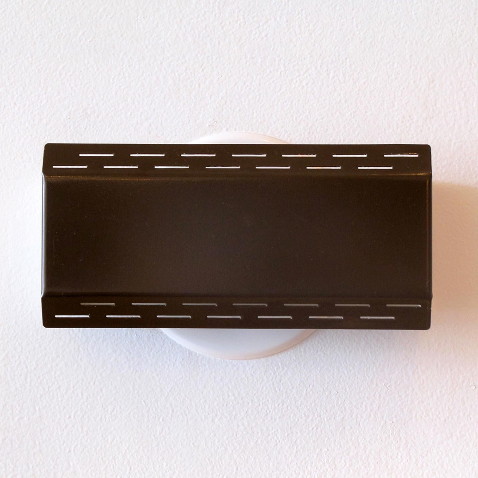 superbe paire d'appliques / lampes de chevet hollandaises, par J.J. Hoogervorst pour Anvia, années 1960, émaillé en brun chocolat et blanc, peut être monté verticalement ou horizontalement, câblé ou avec cordon, interrupteur marche/arrêt individuel