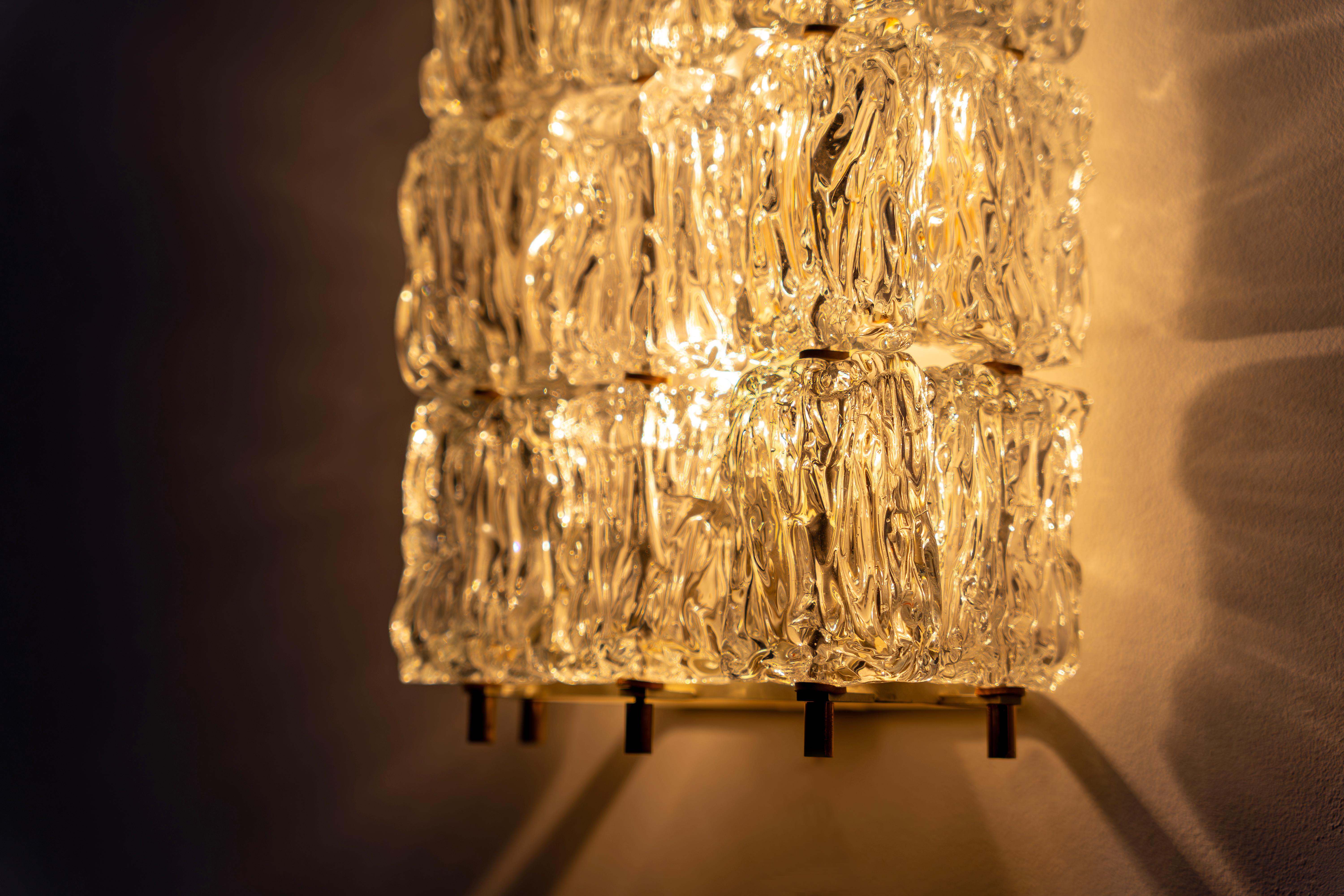 Ein Paar Wandleuchten von Barovier und Toso aus Eisglas und Messing, 1960er Jahre im Angebot 6