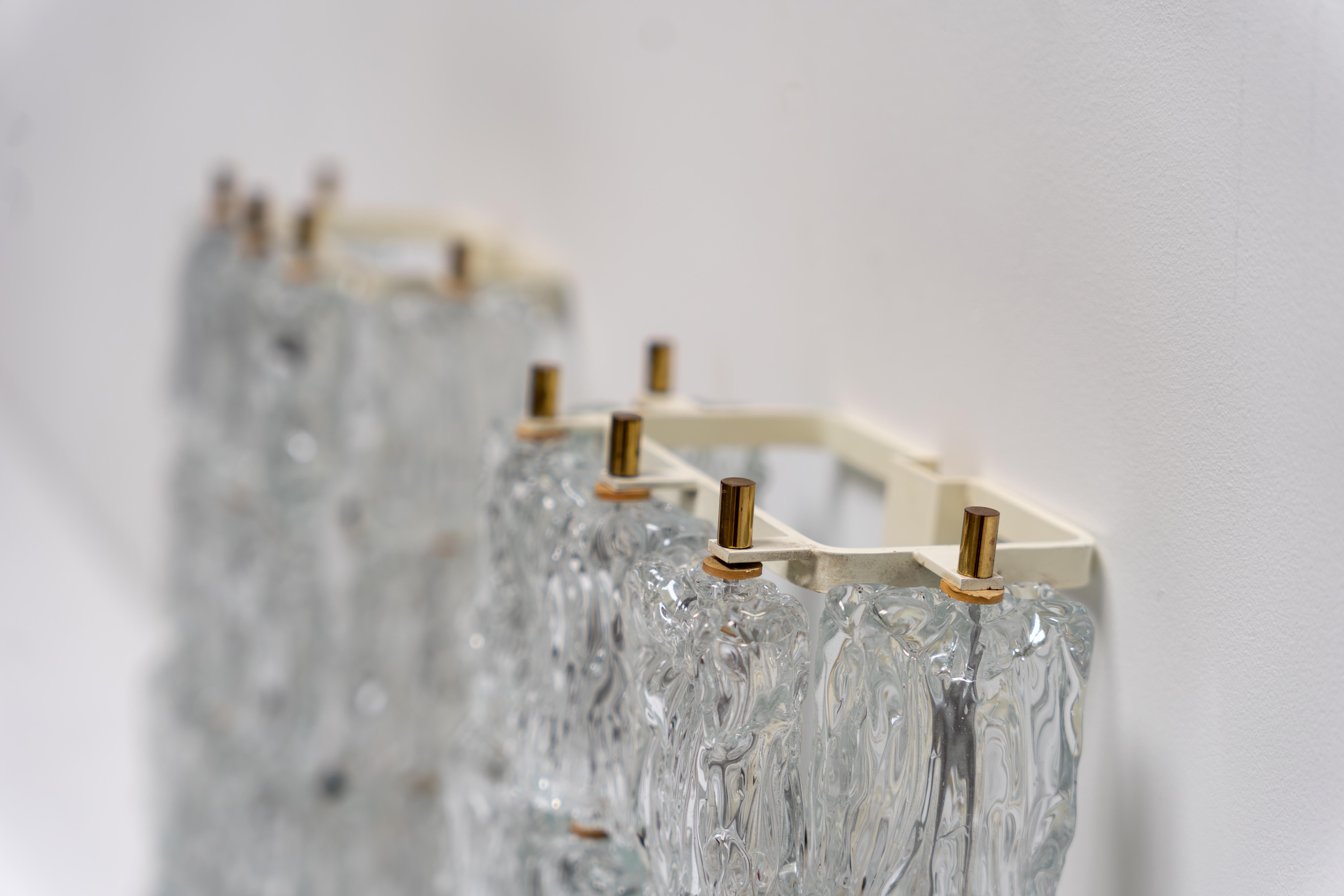 Ein Paar Wandleuchten von Barovier und Toso aus Eisglas und Messing, 1960er Jahre (Moderne der Mitte des Jahrhunderts) im Angebot
