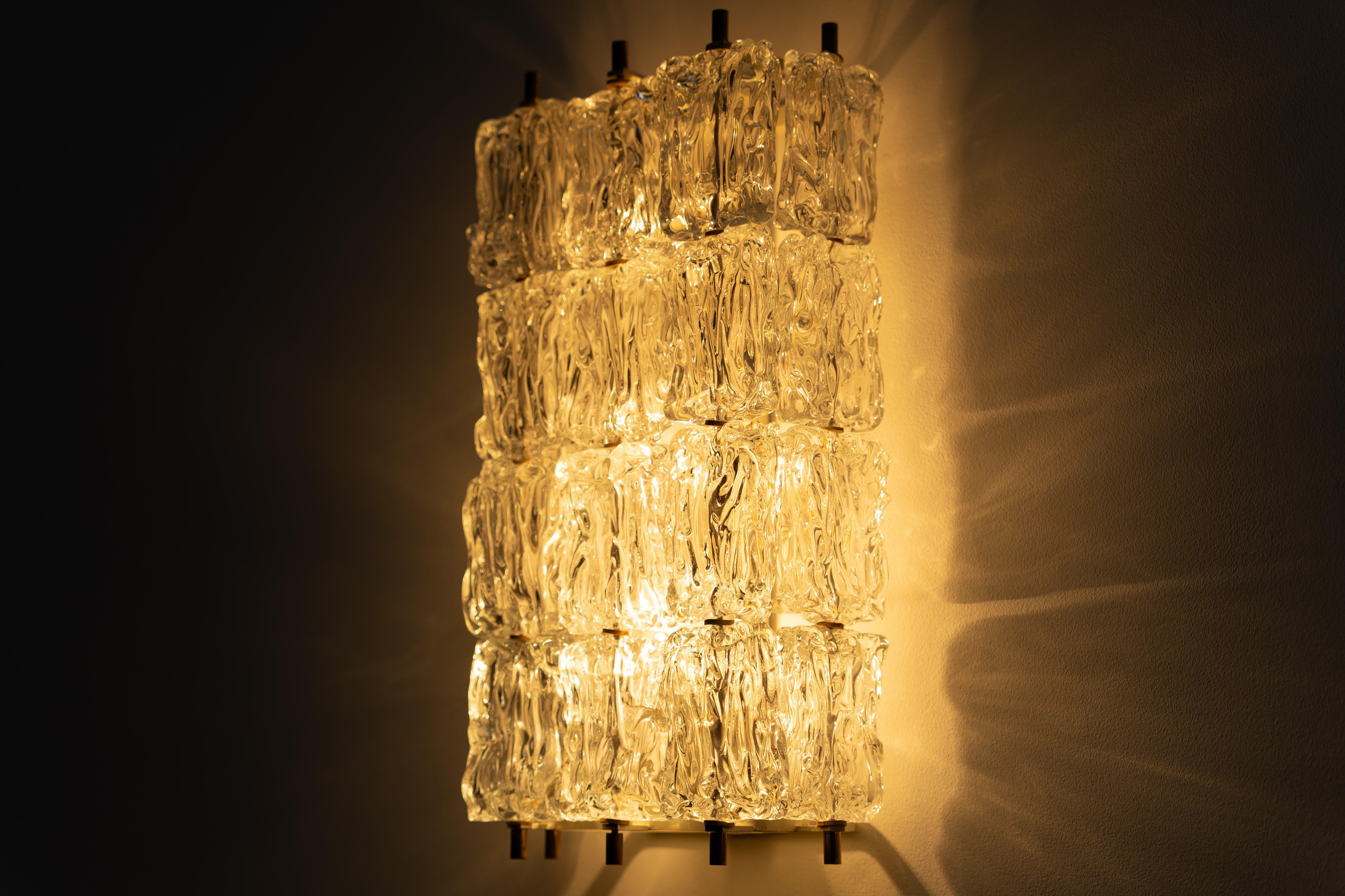 Ein Paar Wandleuchten von Barovier und Toso aus Eisglas und Messing, 1960er Jahre im Angebot 2