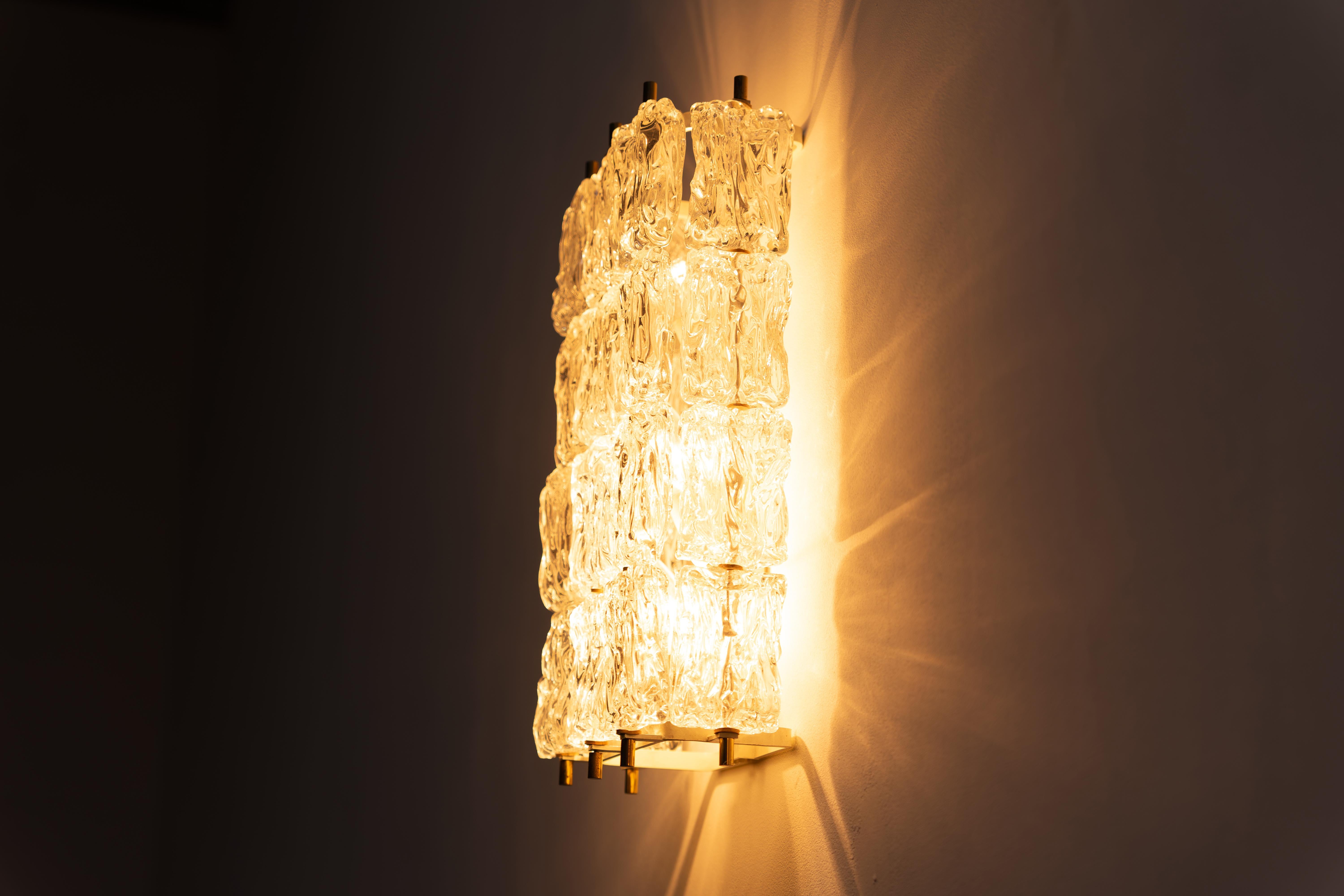Ein Paar Wandleuchten von Barovier und Toso aus Eisglas und Messing, 1960er Jahre im Angebot 3