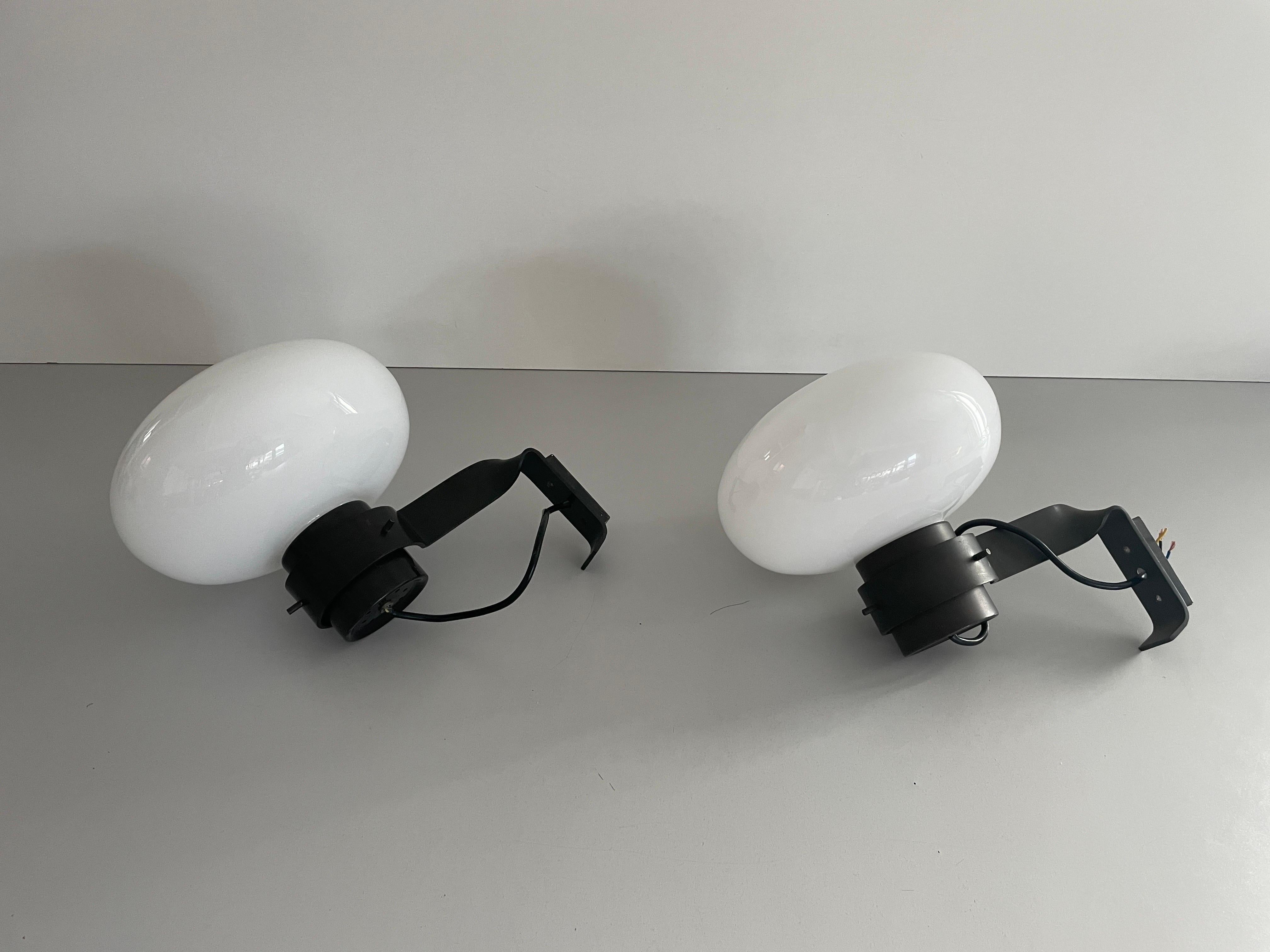 Coppia di applique di Elio Martinelli per Martinelli Luce, anni '70, Italia

Le lampade sono in ottime condizioni vintage. 

Quantità: 2 paia

Questa lampada funziona con  Lampadine E27. 
Cablato e adatto all'uso con 220V e 110V per tutti i