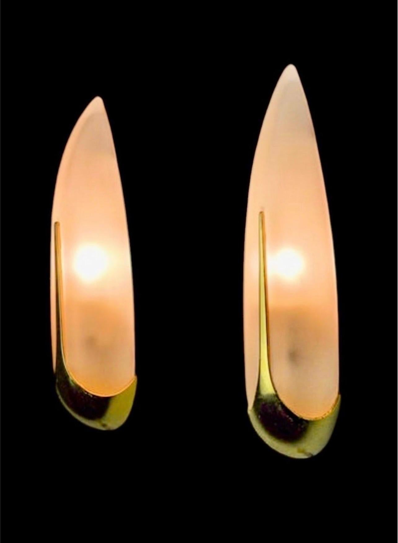 magnífico par de apliques de idearte diseñados y fabricados en España en los años 80. Estructura de cristal ahumado y metal dorado en forma de ala. Objeto de diseño único que iluminará maravillosamente y aportará un auténtico toque de diseño a tu