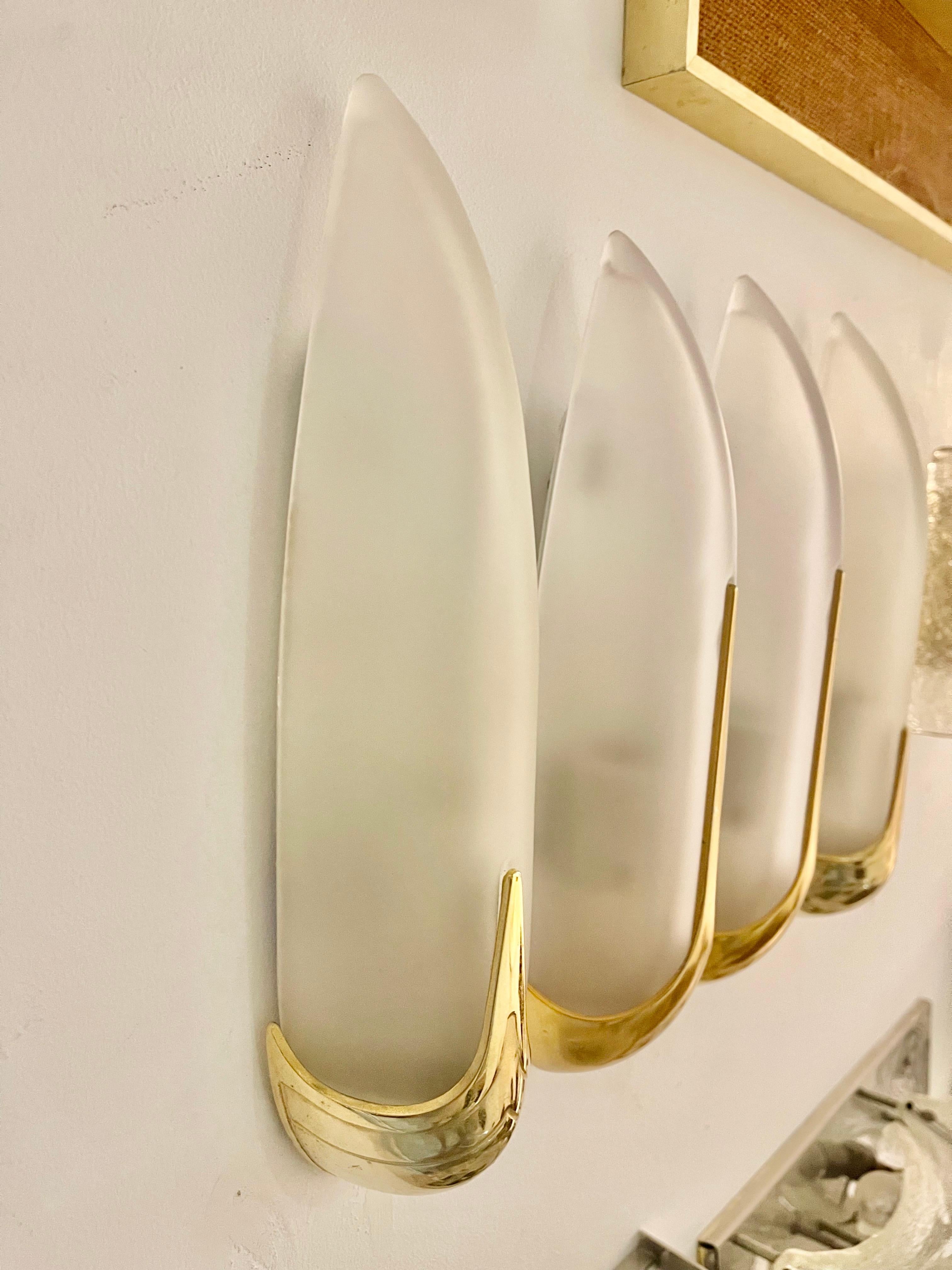 Paar Wandleuchten von Idearte, Rauchglas und vergoldetes Metall, Spanien, 1980 (Hollywood Regency) im Angebot