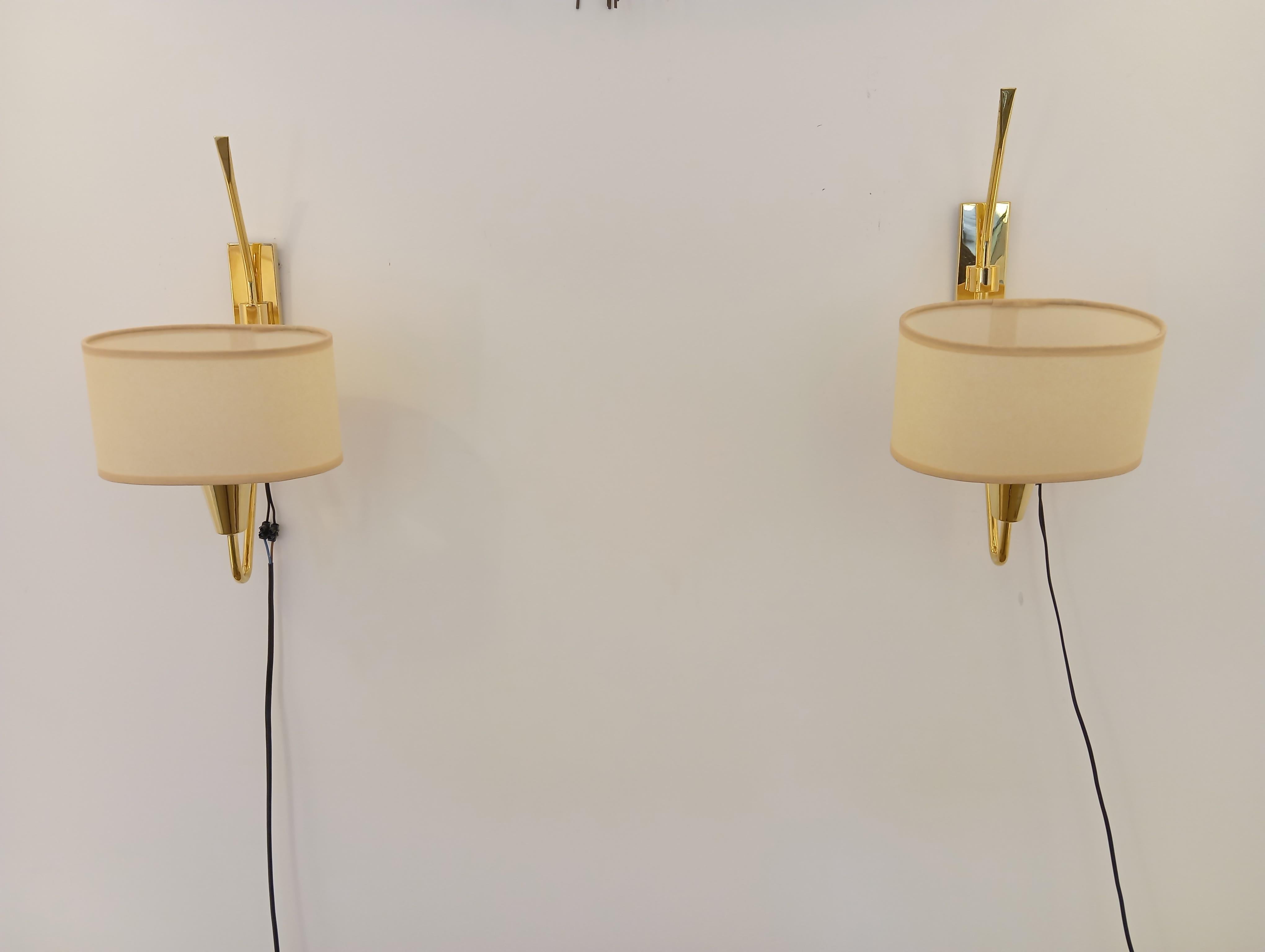 Pareja de apliques de latón, pantalla ovalada.
Obra francesa de hacia 1950 de la Maison Lunel.
Perfecto estado.