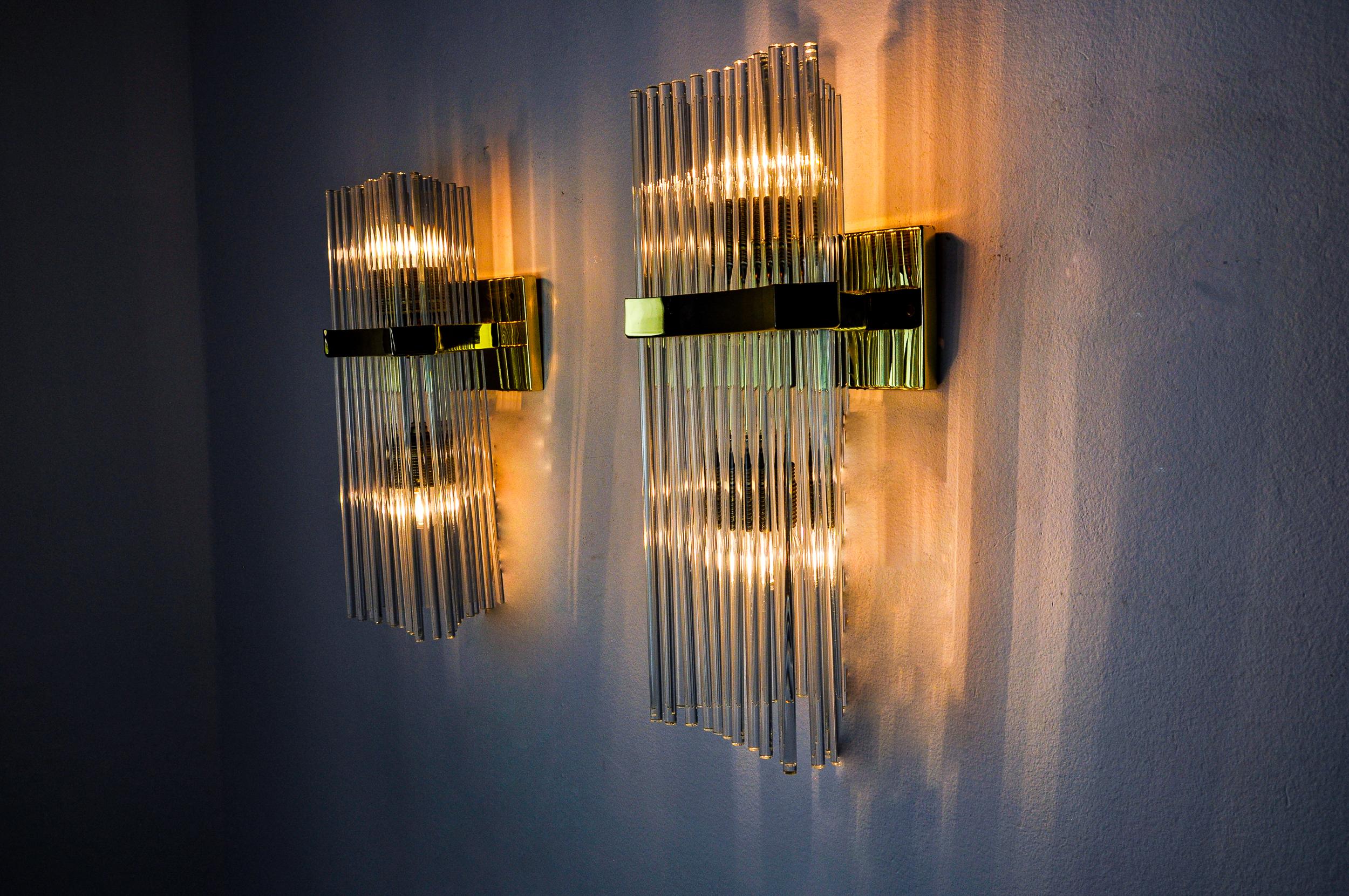 Very beautiful and rare pair of wall lights from the house of Sciolari for Lightolier dating from 1970. Composed of crystal rods, these wall lights are spectacular. Rare design object that will illuminate your interior wonderfully. Electricity