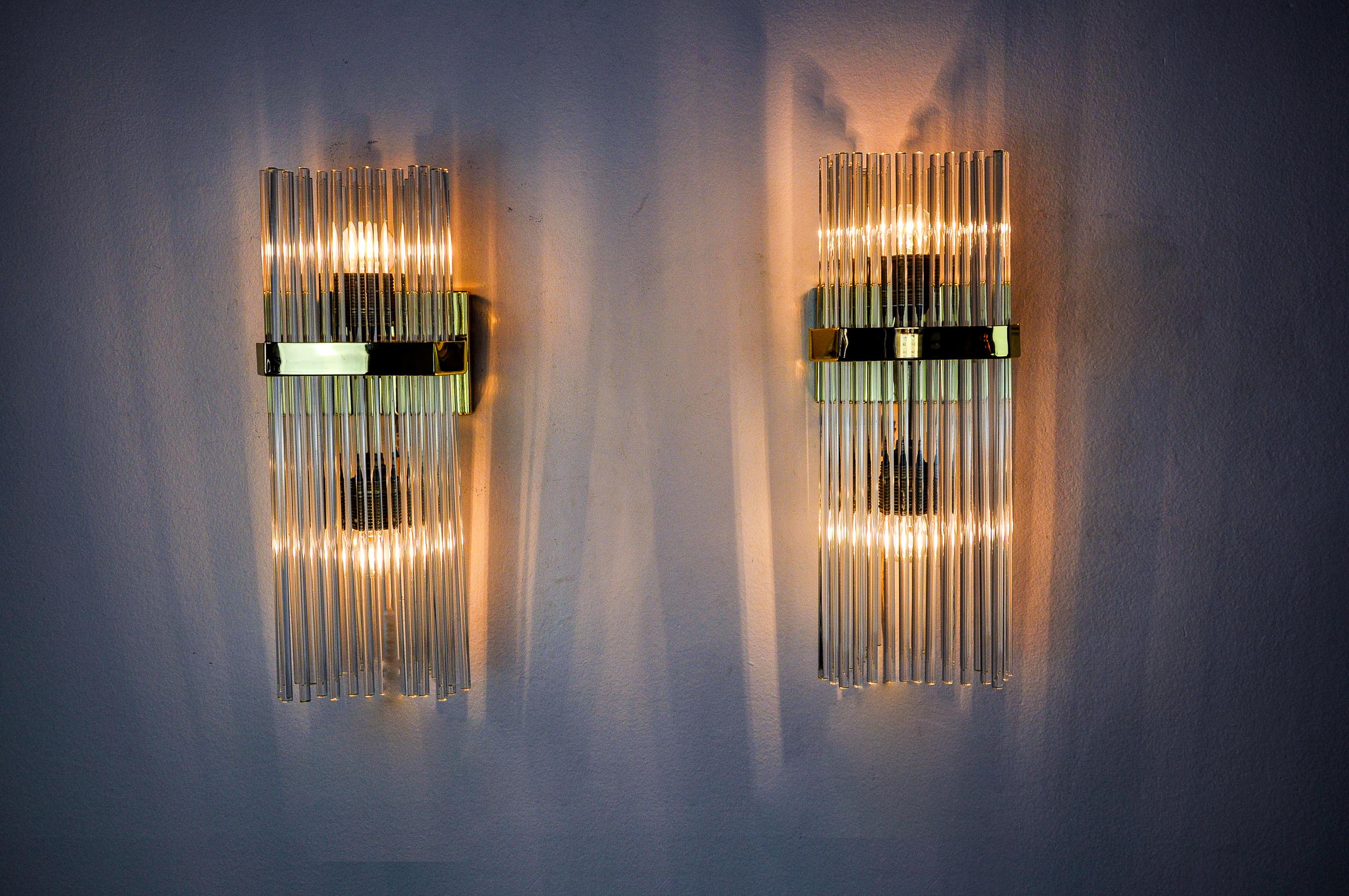 Hollywood Regency Pair of wall lights by Sciolari for Lightolier, Italy, 1970 For Sale