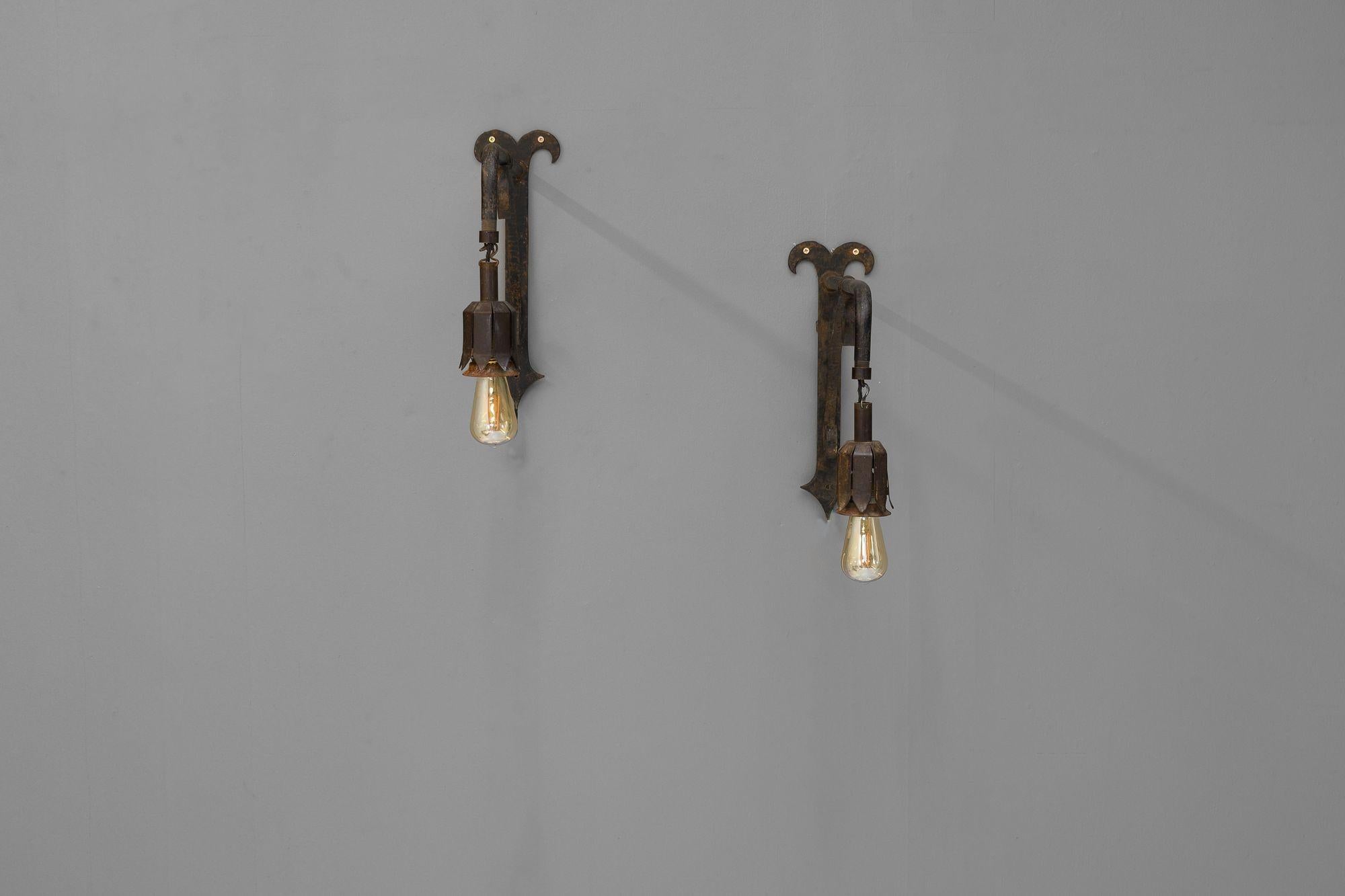 Paire d'appliques en fer du milieu du 20ème siècle avec ampoules apparentes. Vers 1950.


H 44cm x L 14cm x P 65cm