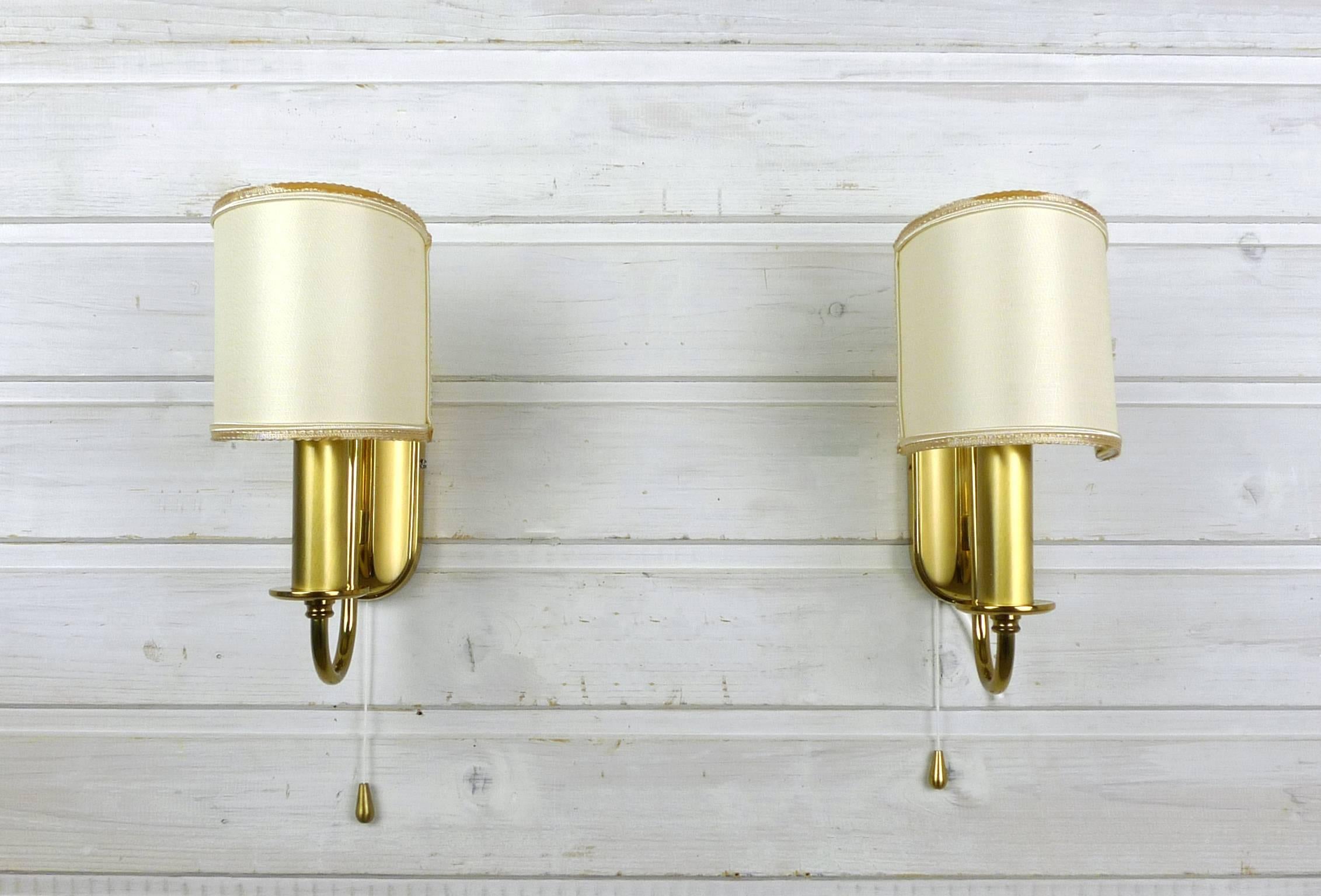 A pair of small wall lamps from the 1970s by Krieg GmbH & Co KG Kremer.
The semi-circular curved lampshades are placed on candle bulbs by means of a clamping clasp. Each lamp has an E 14 socket and can be operated by means of a pull switch.
Light