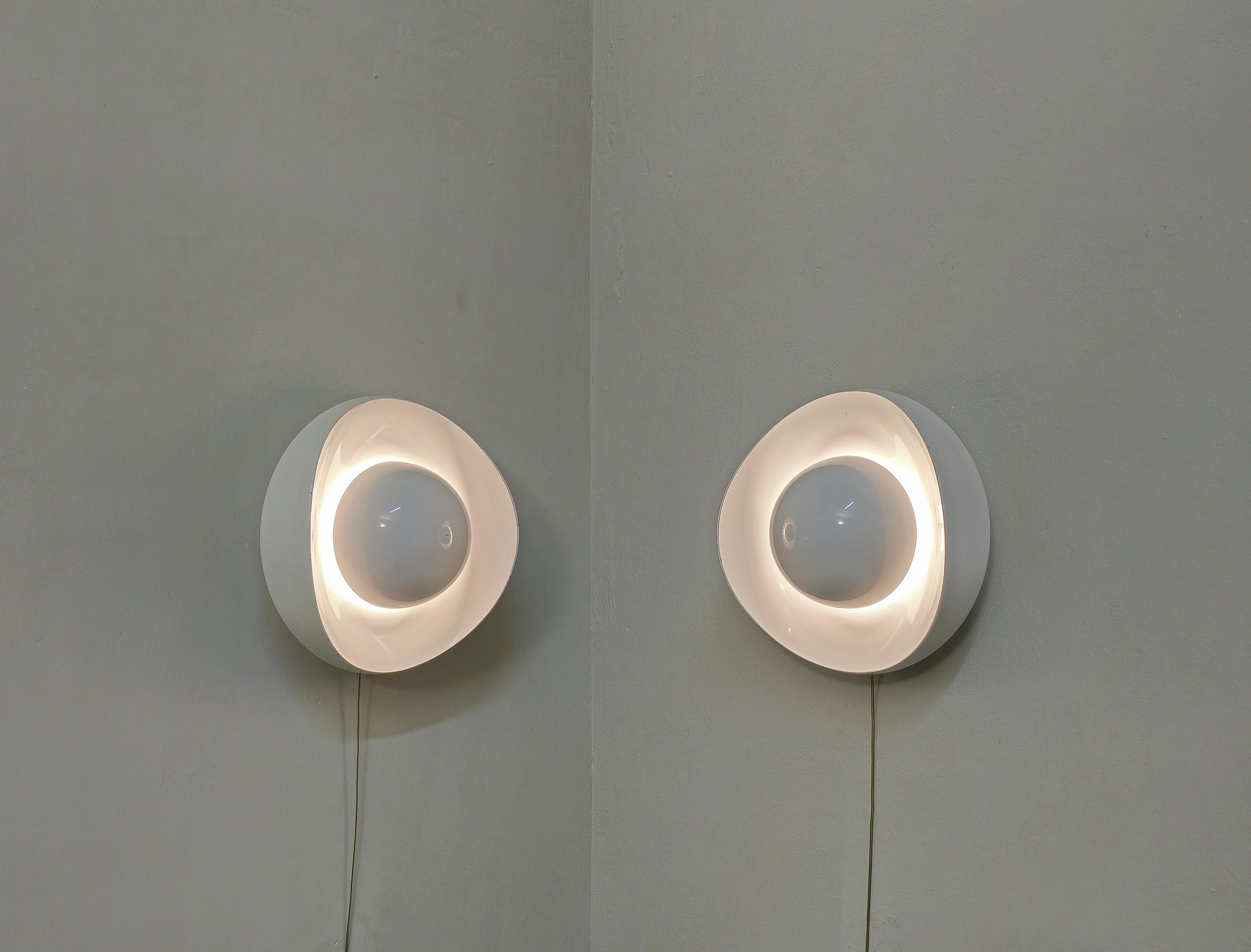 Très rare paire d'appliques à une seule lumière avec structure en aluminium peint en blanc, corps concave avec diffuseur hémisphérique mobile. Je vous invite à regarder la vidéo pour voir comment le diffuseur peut être positionné pour ajuster la