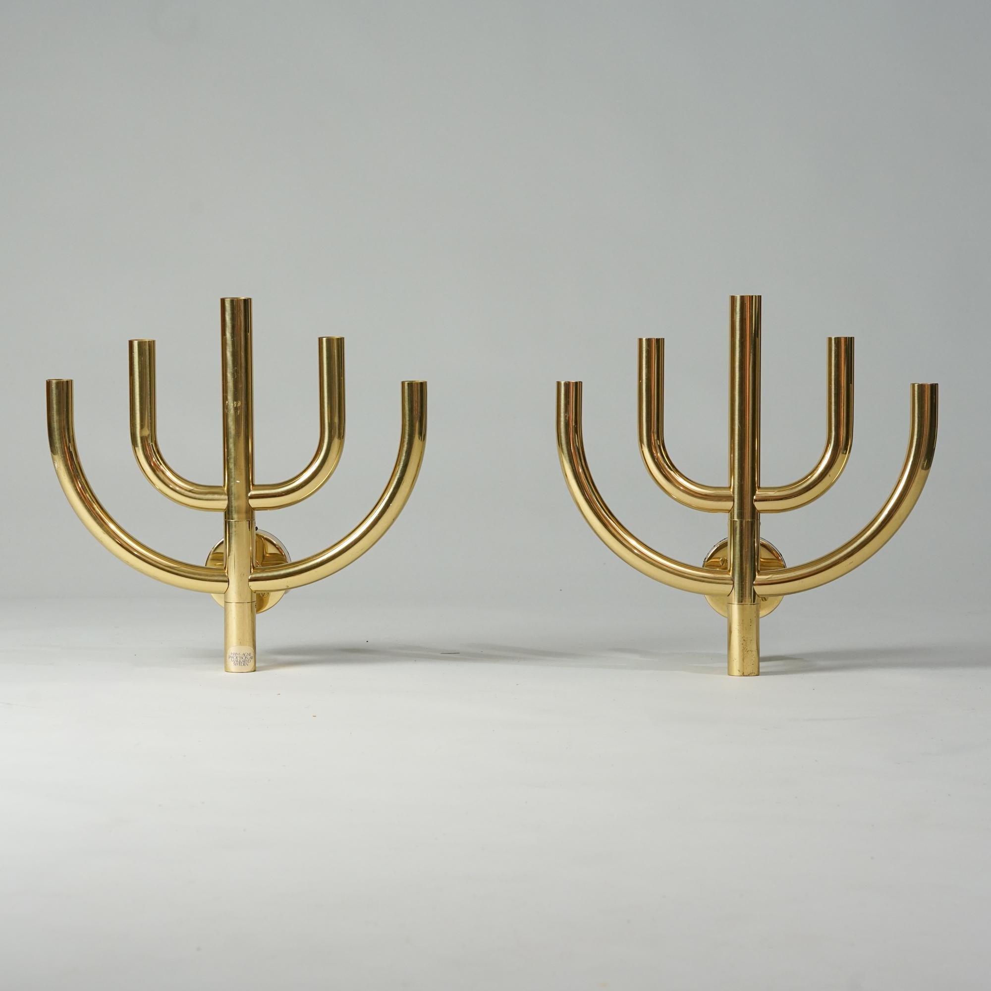 Coppia di lampade da parete, disegnate da Hans-Agne Jakobsson, prodotte da AB Markaryd, anni '60. Ottone. Contrassegnato. Buone condizioni vintage, lievi segni di usura dovuti all'età e all'uso. Le luci da parete sono vendute come set. 

Hans-Agne