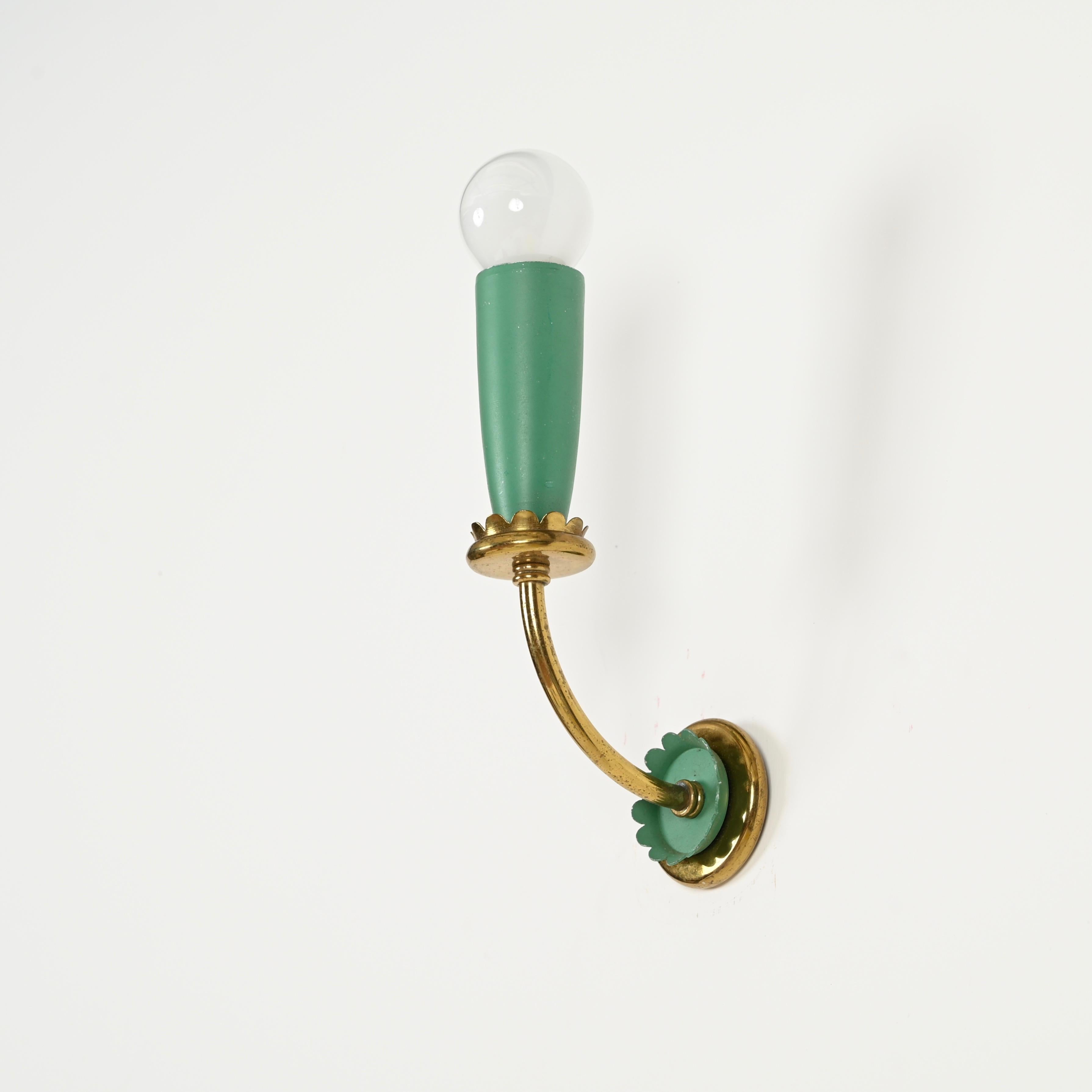 Spectaculaire paire d'appliques italiennes en laiton et métal émaillé vert. Ces lampes murales incroyablement élégantes et rares ont été conçues par Oscar Torlasco et produites en Italie au début des années 1950.

Entièrement d'origine, ces