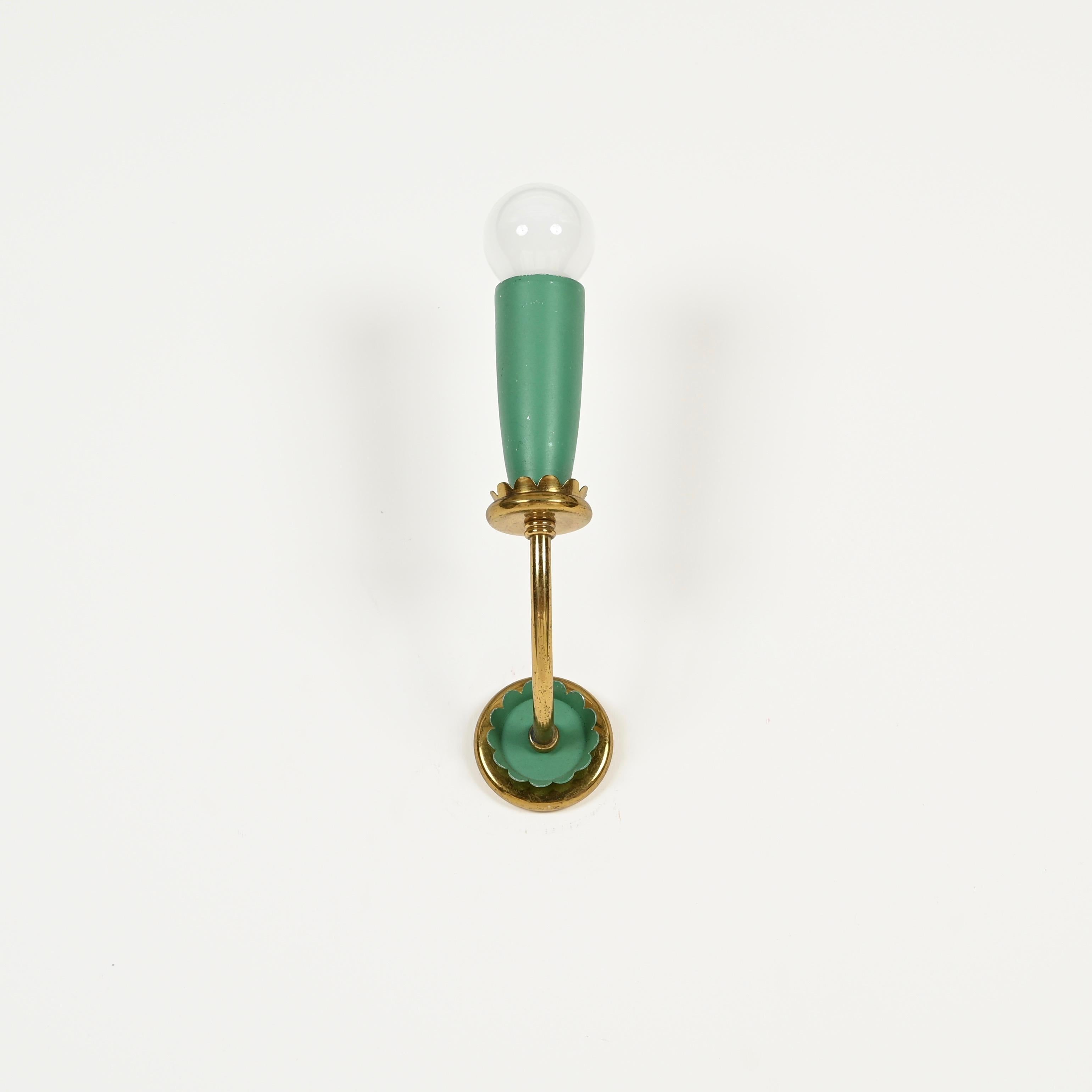 Mid-Century Modern Paire d'appliques en laiton et métal vert par Oscar Torlasco, Italie, années 1950 en vente