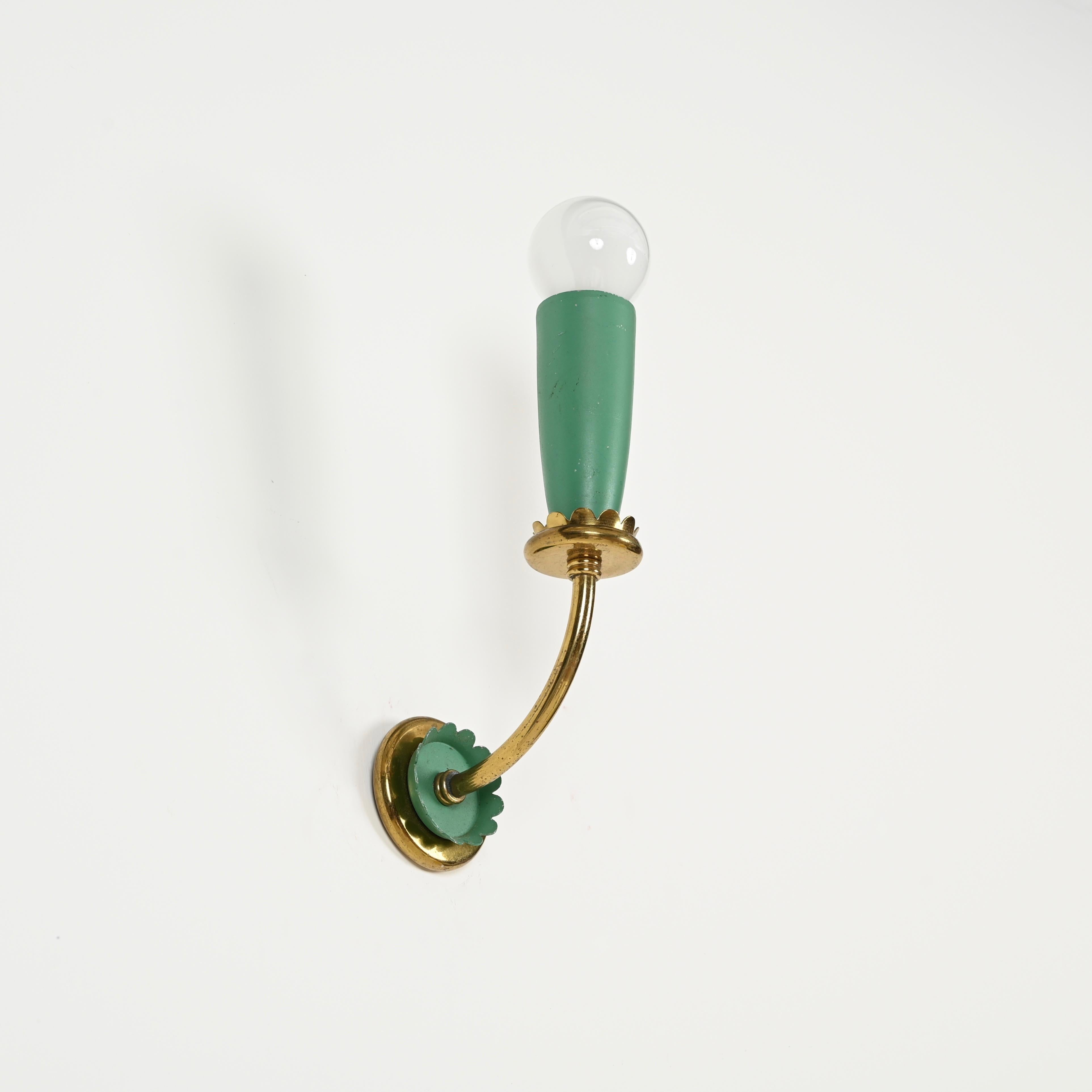 italien Paire d'appliques en laiton et métal vert par Oscar Torlasco, Italie, années 1950 en vente