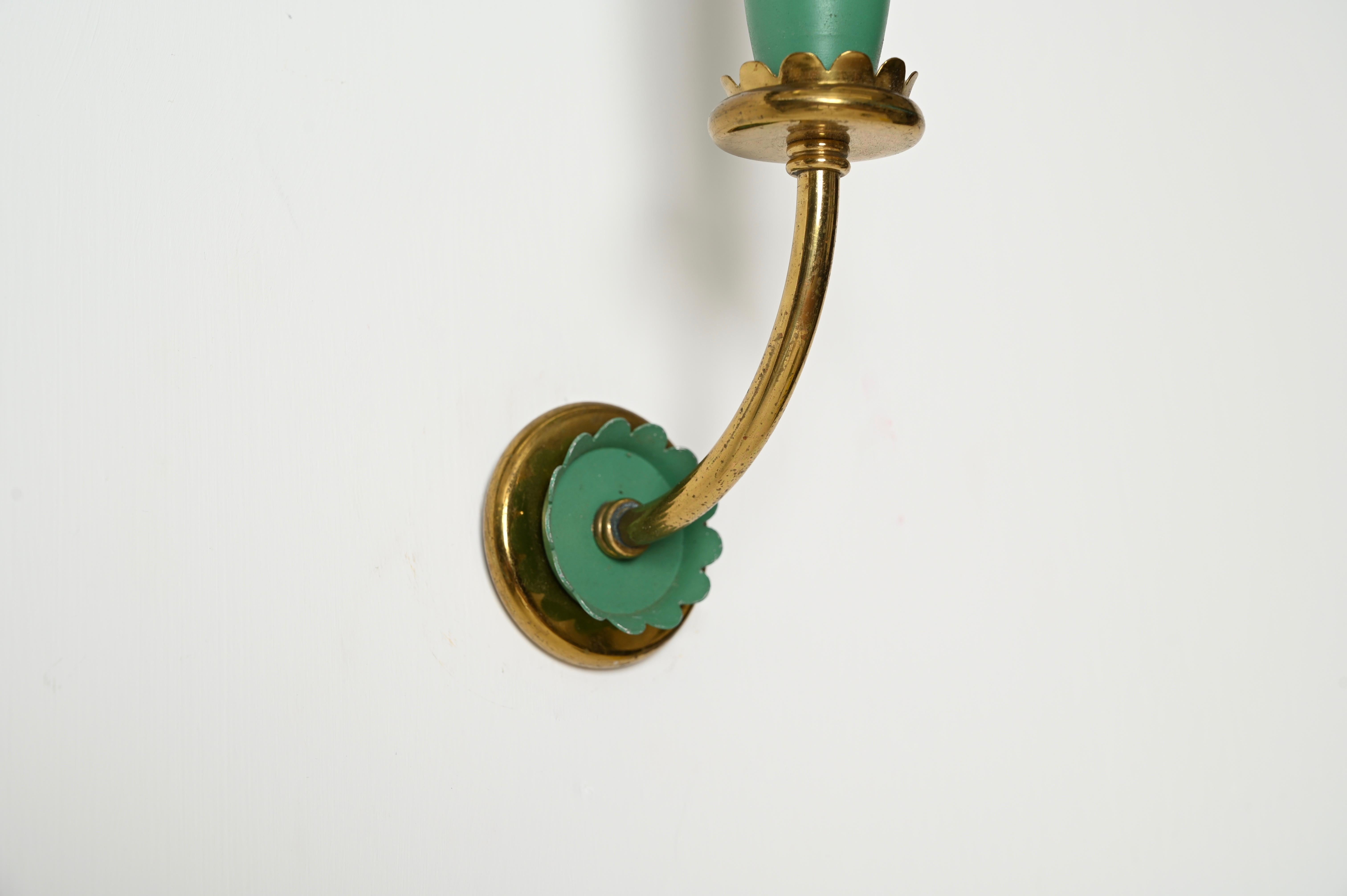 Émaillé Paire d'appliques en laiton et métal vert par Oscar Torlasco, Italie, années 1950 en vente