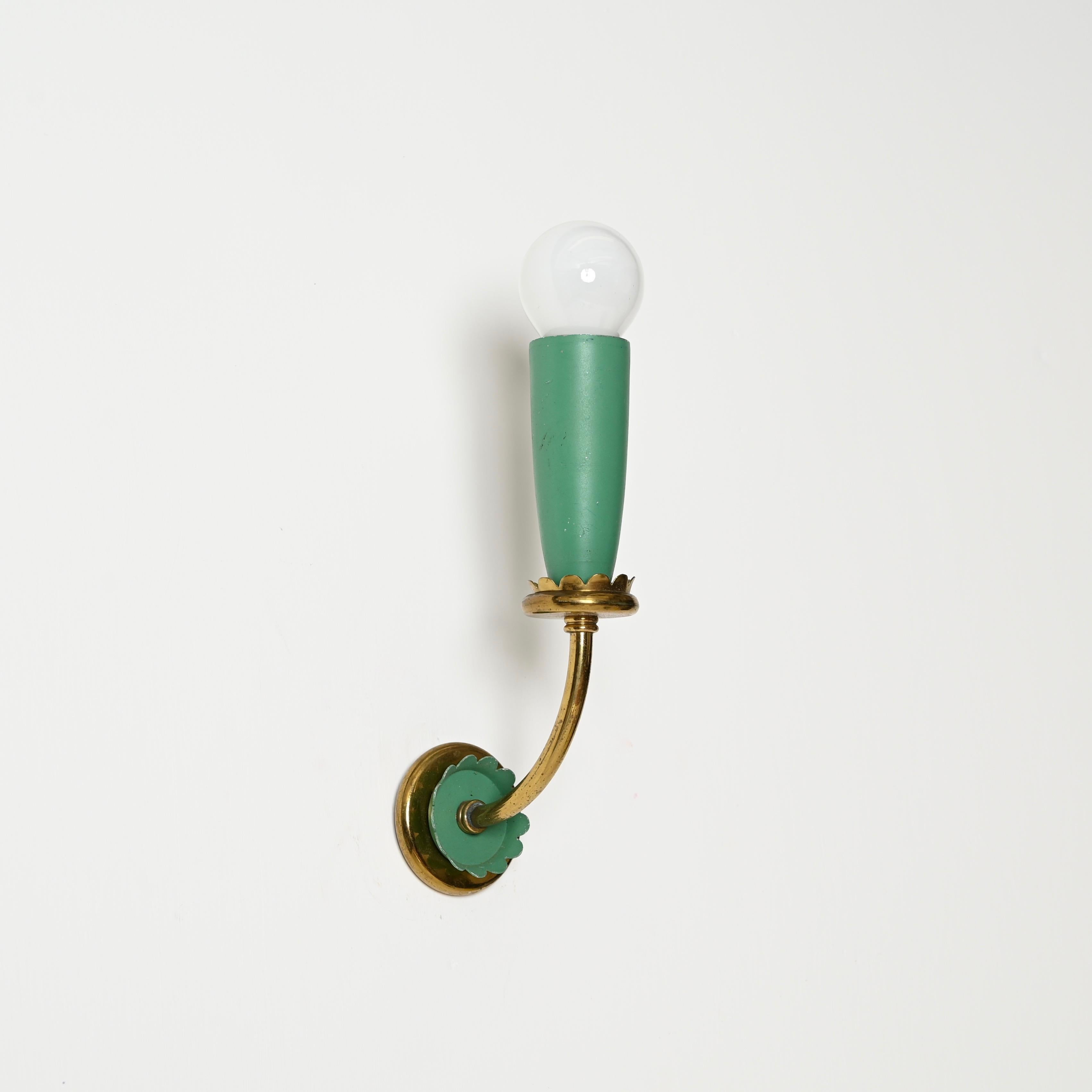 Milieu du XXe siècle Paire d'appliques en laiton et métal vert par Oscar Torlasco, Italie, années 1950 en vente