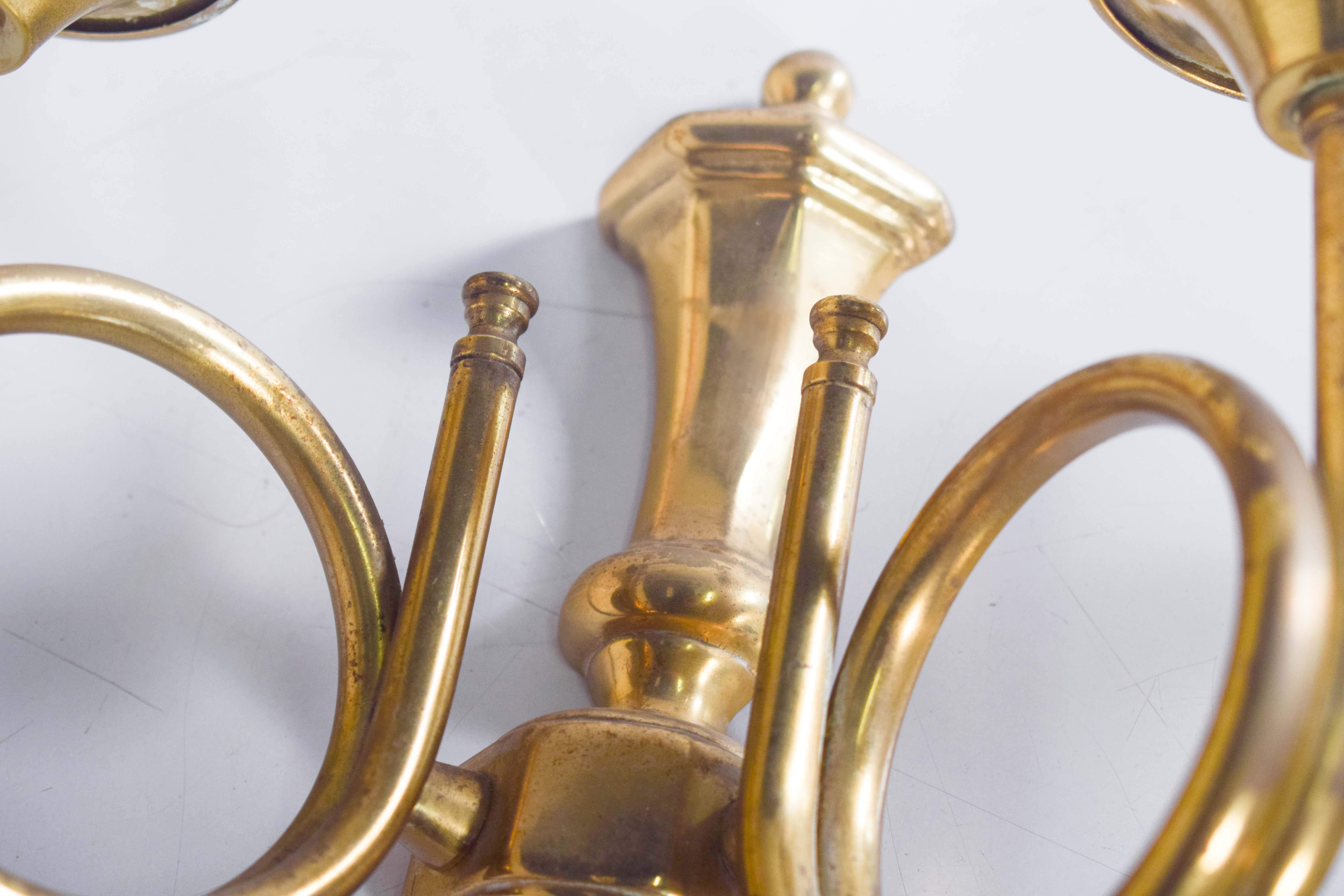 Mid-Century moderno Coppia di applique da parete in ottone con due braccia in vendita