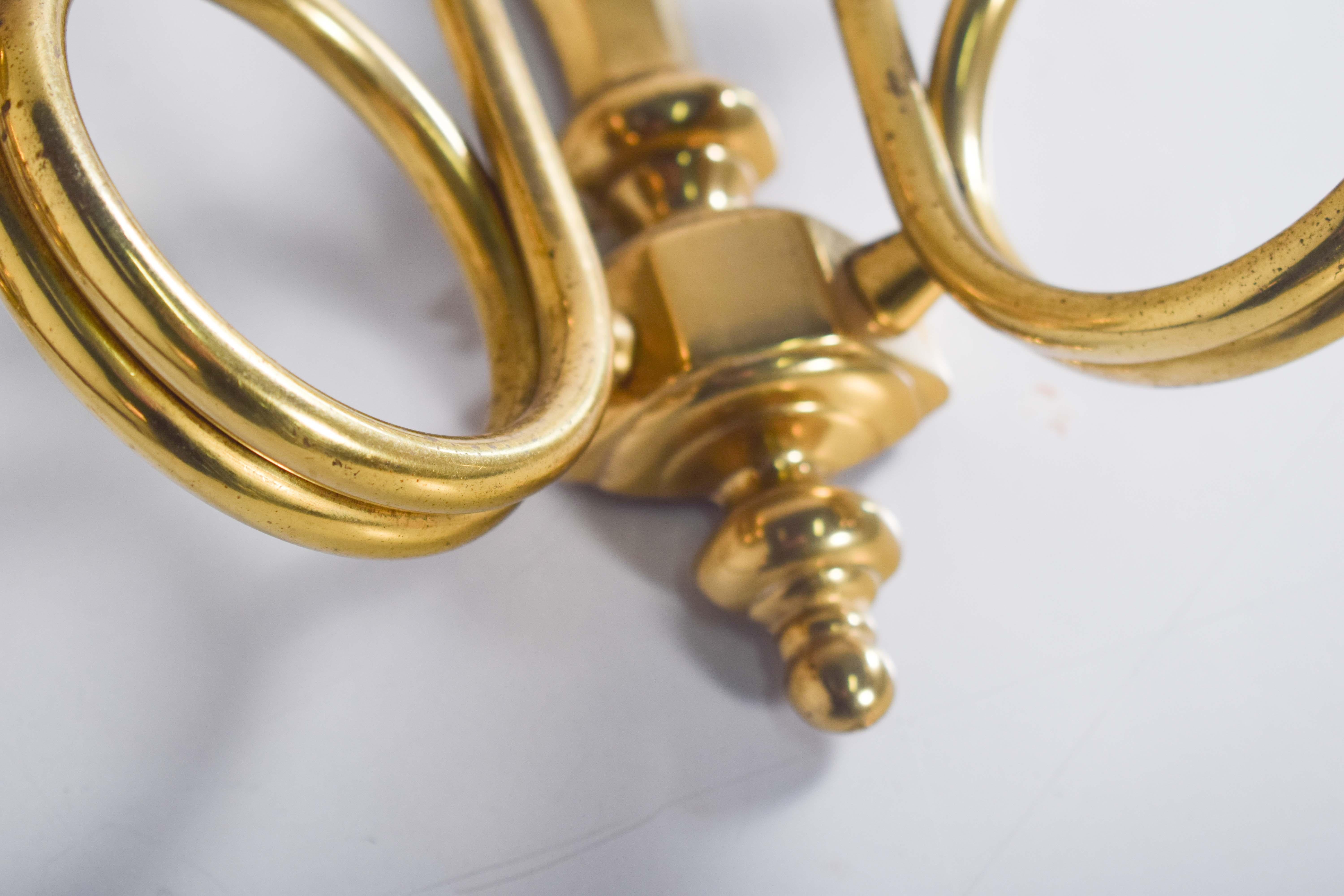 Coppia di applique da parete in ottone con due braccia In condizioni buone in vendita a Lisboa, Lisboa