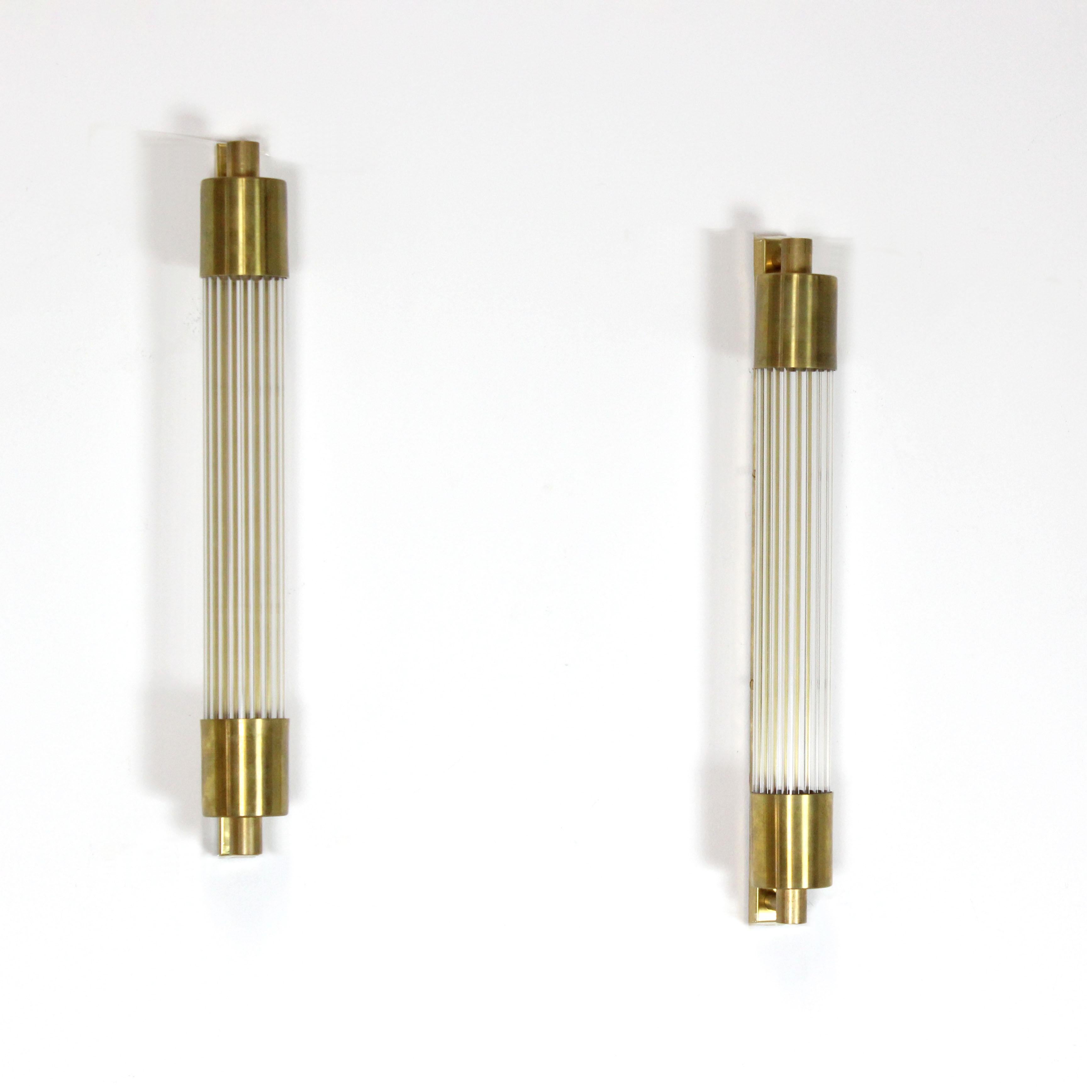 Européen Pair of wall lights in fluted glass and gilt brass en vente