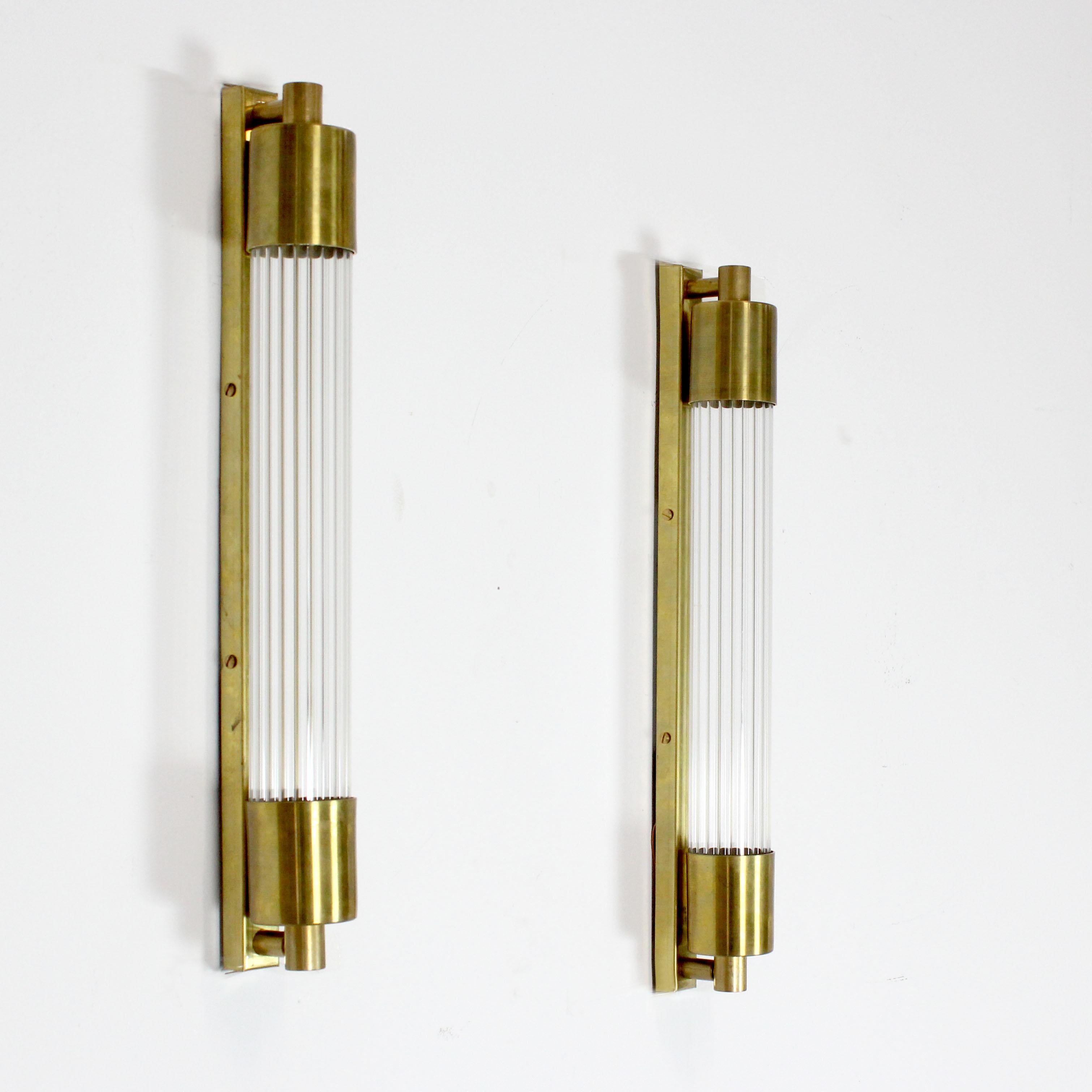 Pair of wall lights in fluted glass and gilt brass Excellent état - En vente à Madrid, España
