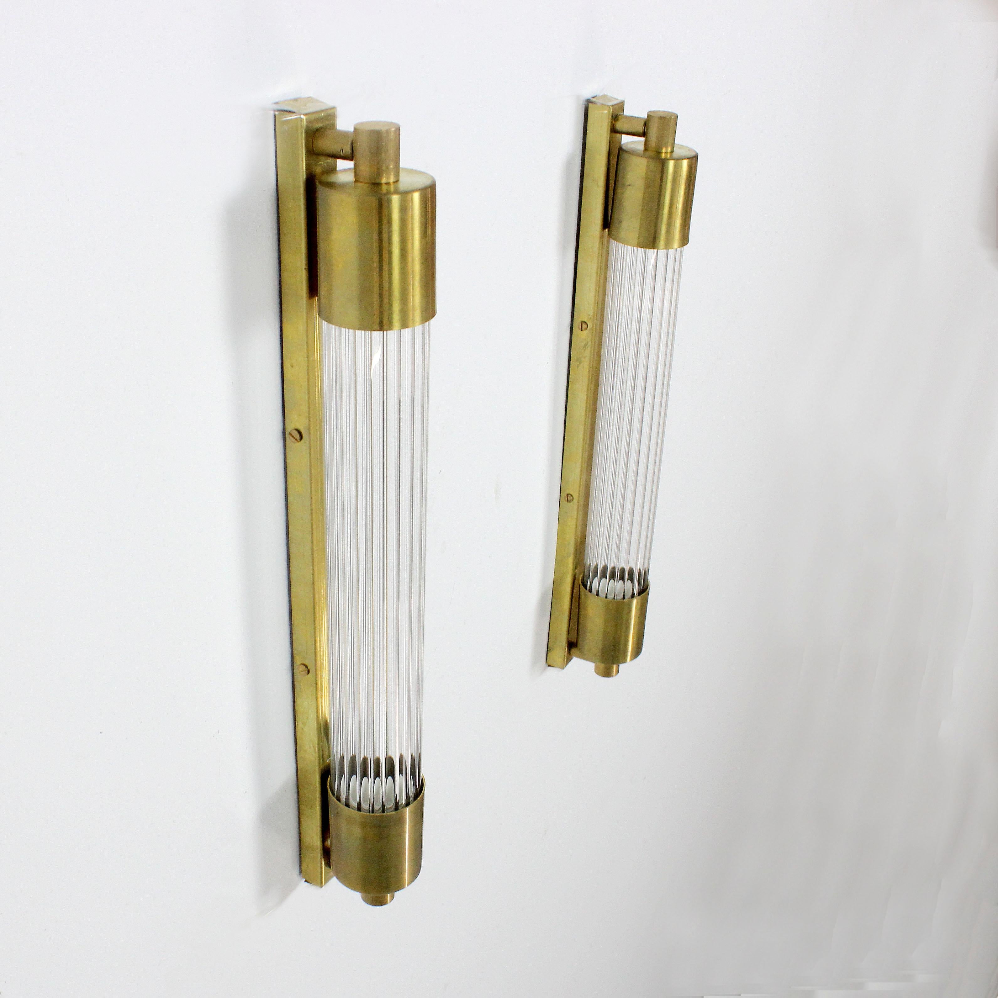 20ième siècle Pair of wall lights in fluted glass and gilt brass en vente