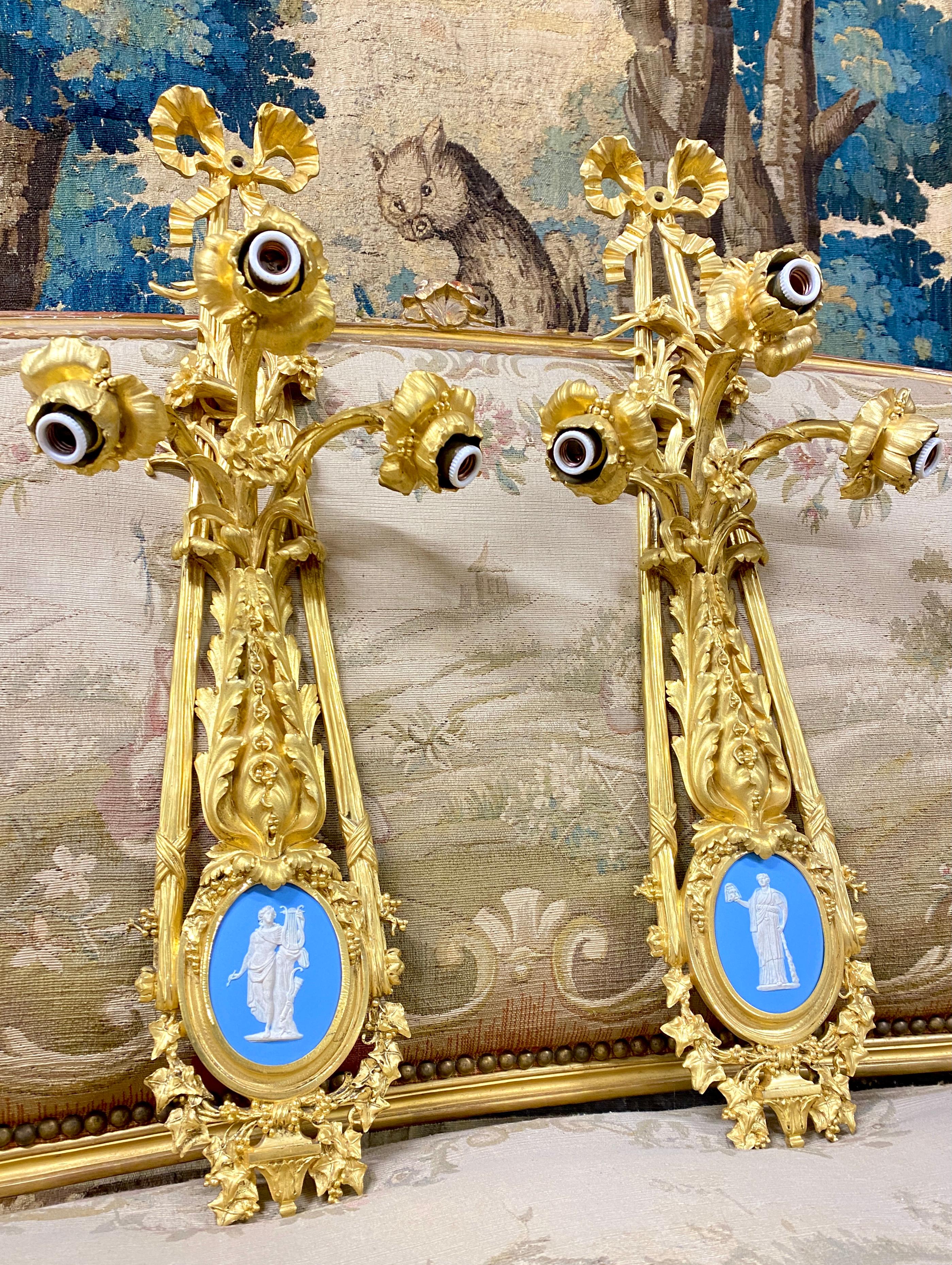 Pair of Wall Lights in Gilt Bronze and Wedgwood, Napoleon III in Beurdeley Style In Excellent Condition For Sale In NONANCOURT, FR