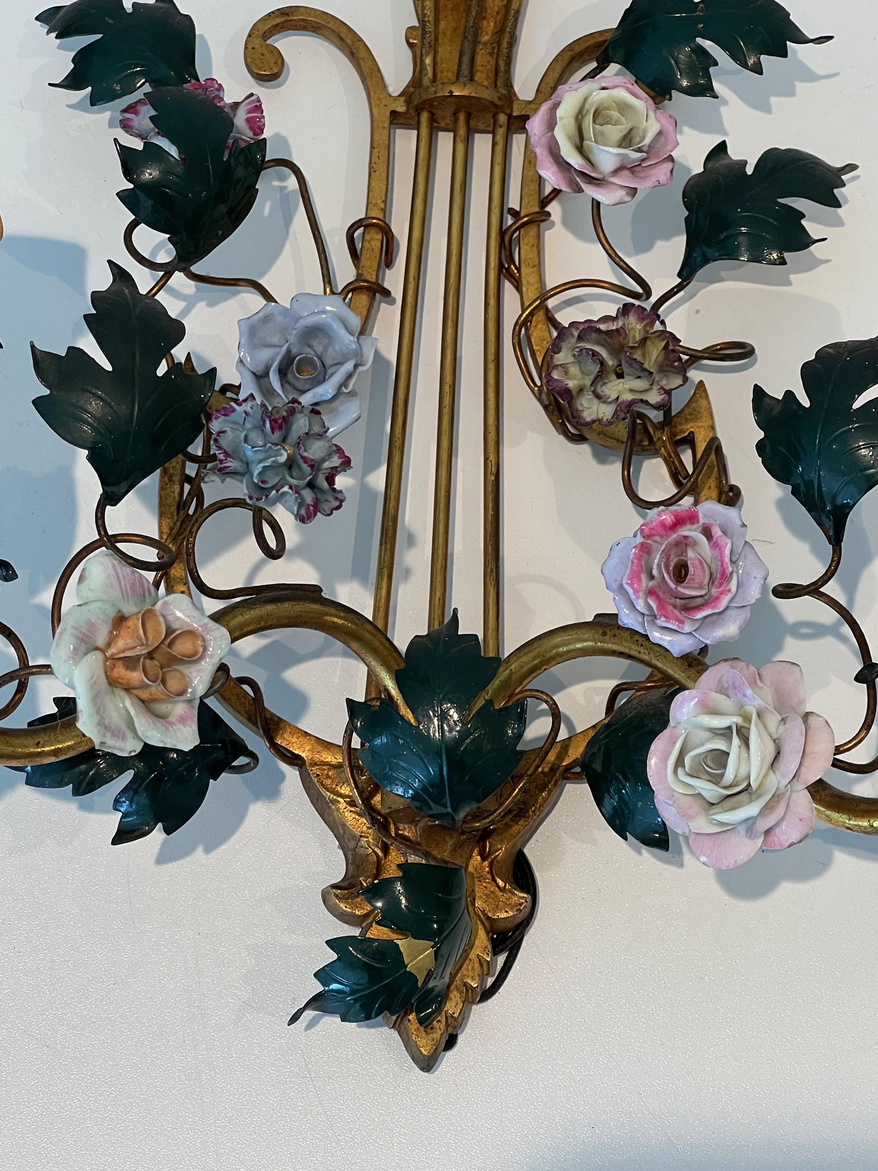 Paire de Lights en bronze, métal patiné  Fleurs et porcelaine en vente 2