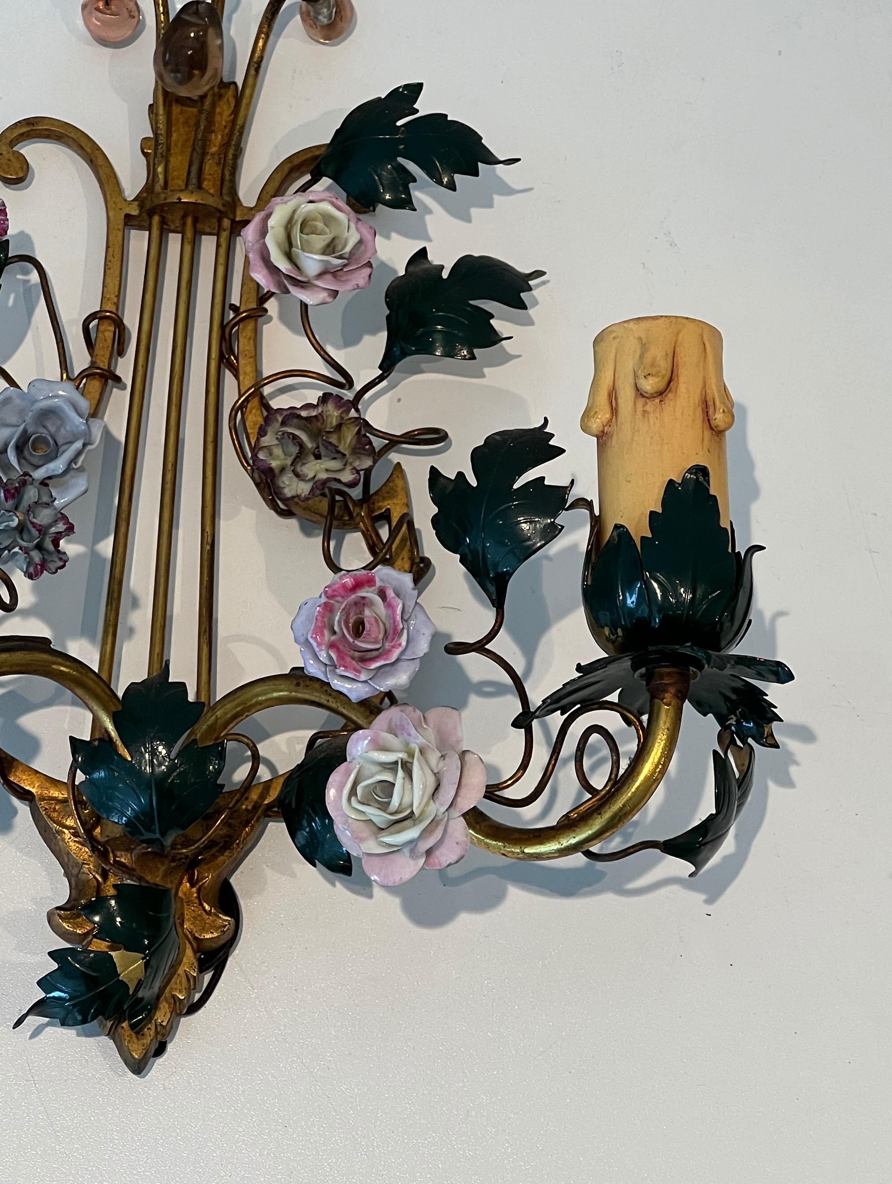 Paire de Lights en bronze, métal patiné  Fleurs et porcelaine en vente 3