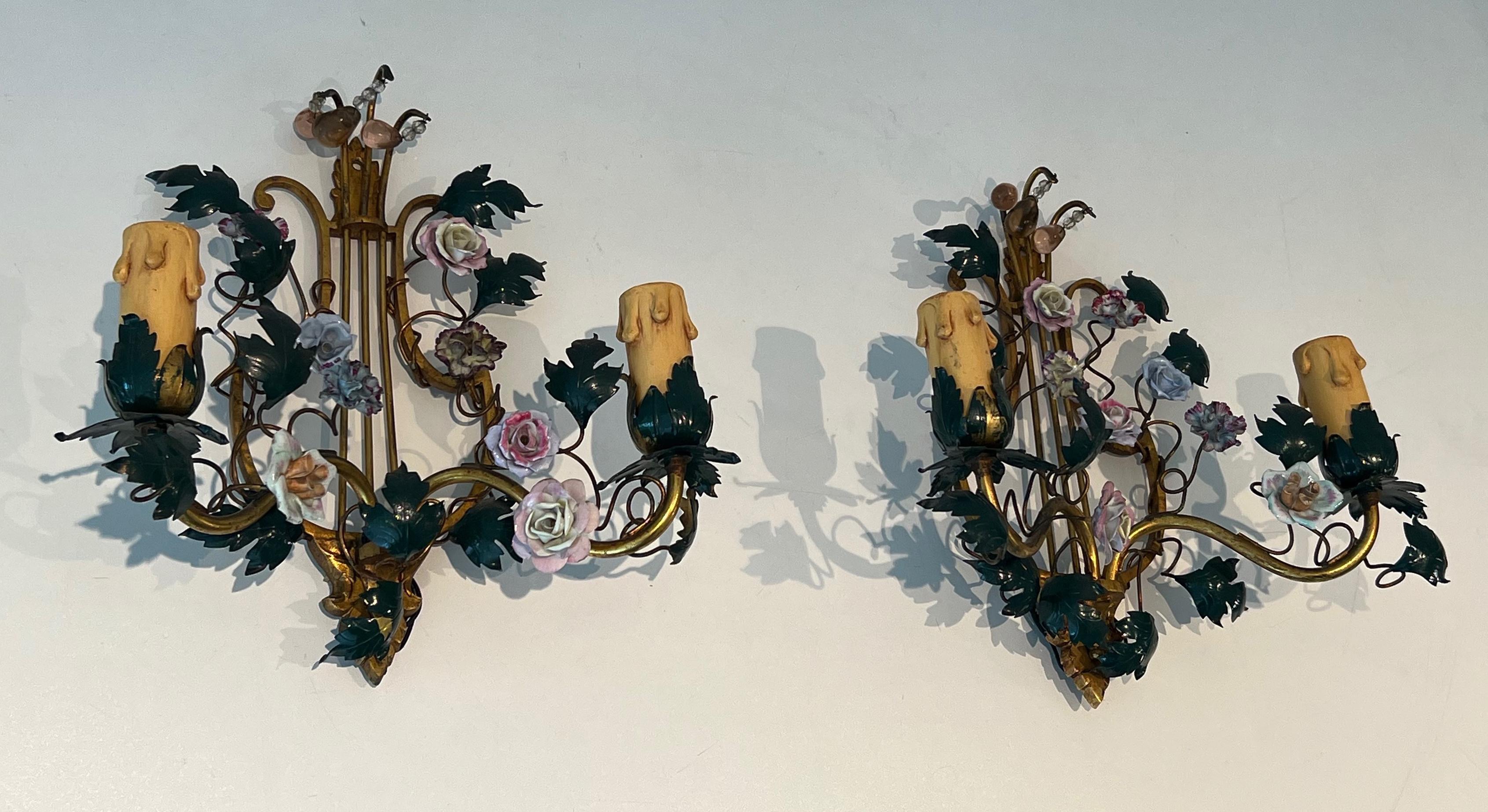 Louis XVI Paire de Lights en bronze, métal patiné  Fleurs et porcelaine en vente
