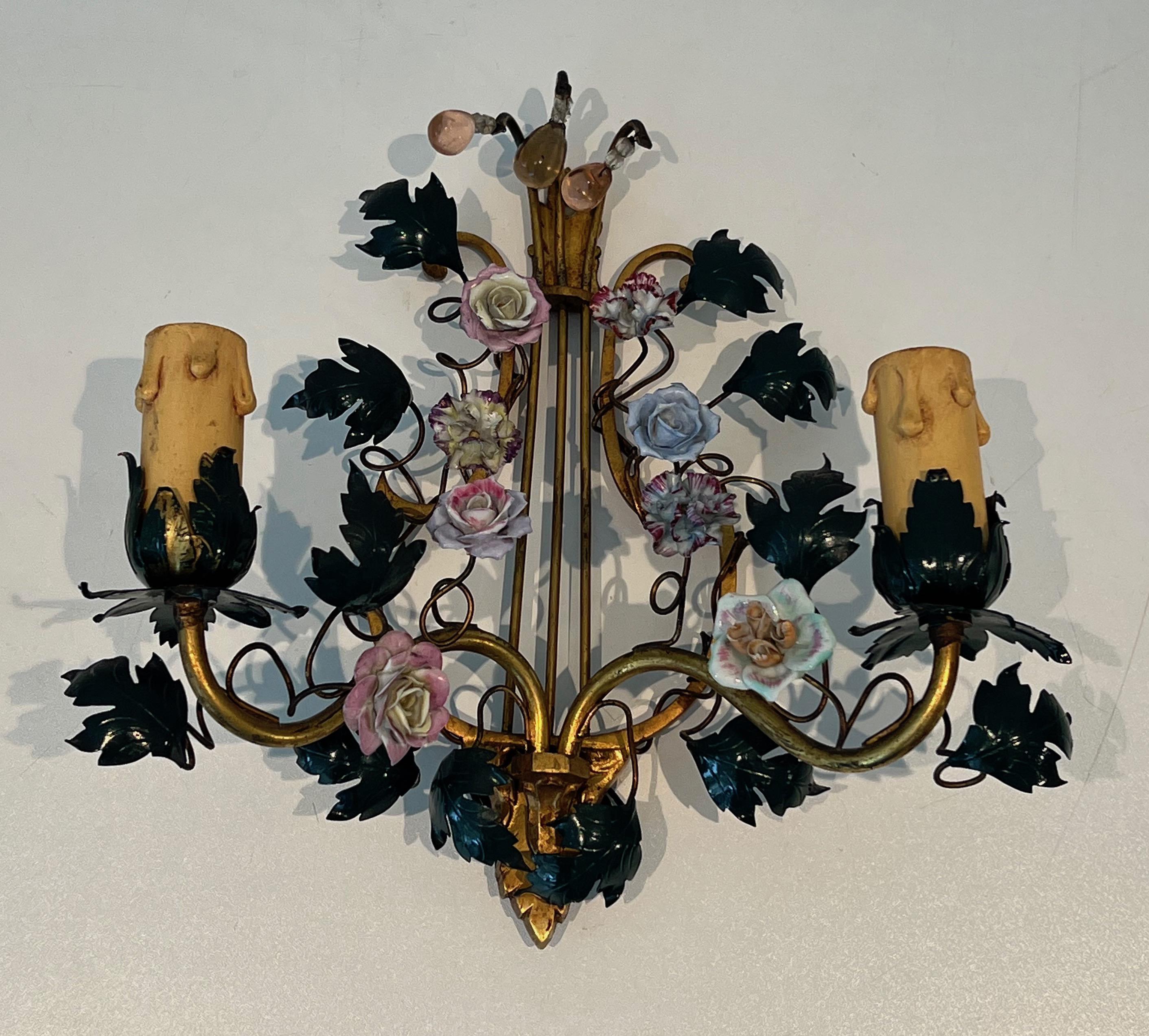 Français Paire de Lights en bronze, métal patiné  Fleurs et porcelaine en vente