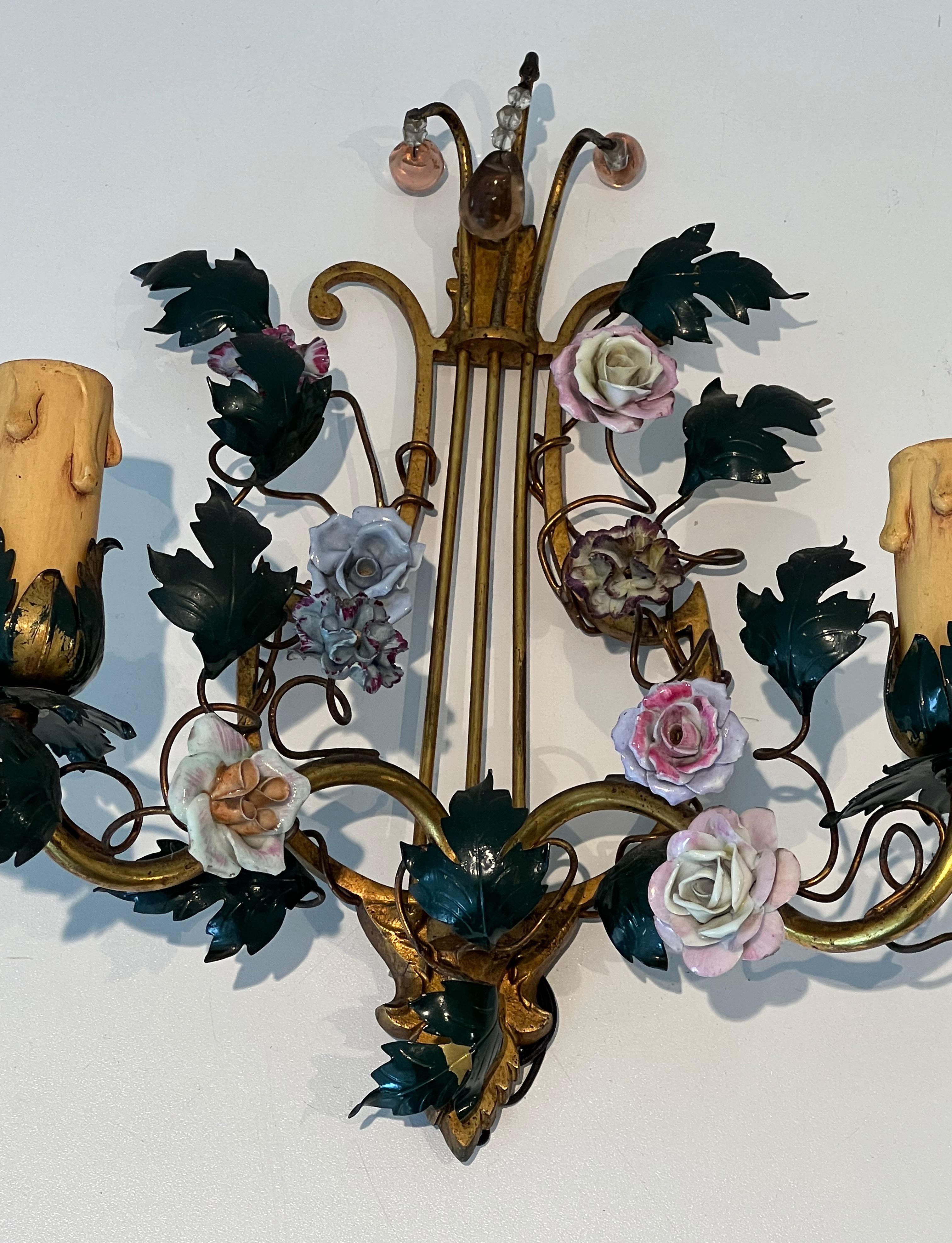 Milieu du XXe siècle Paire de Lights en bronze, métal patiné  Fleurs et porcelaine en vente