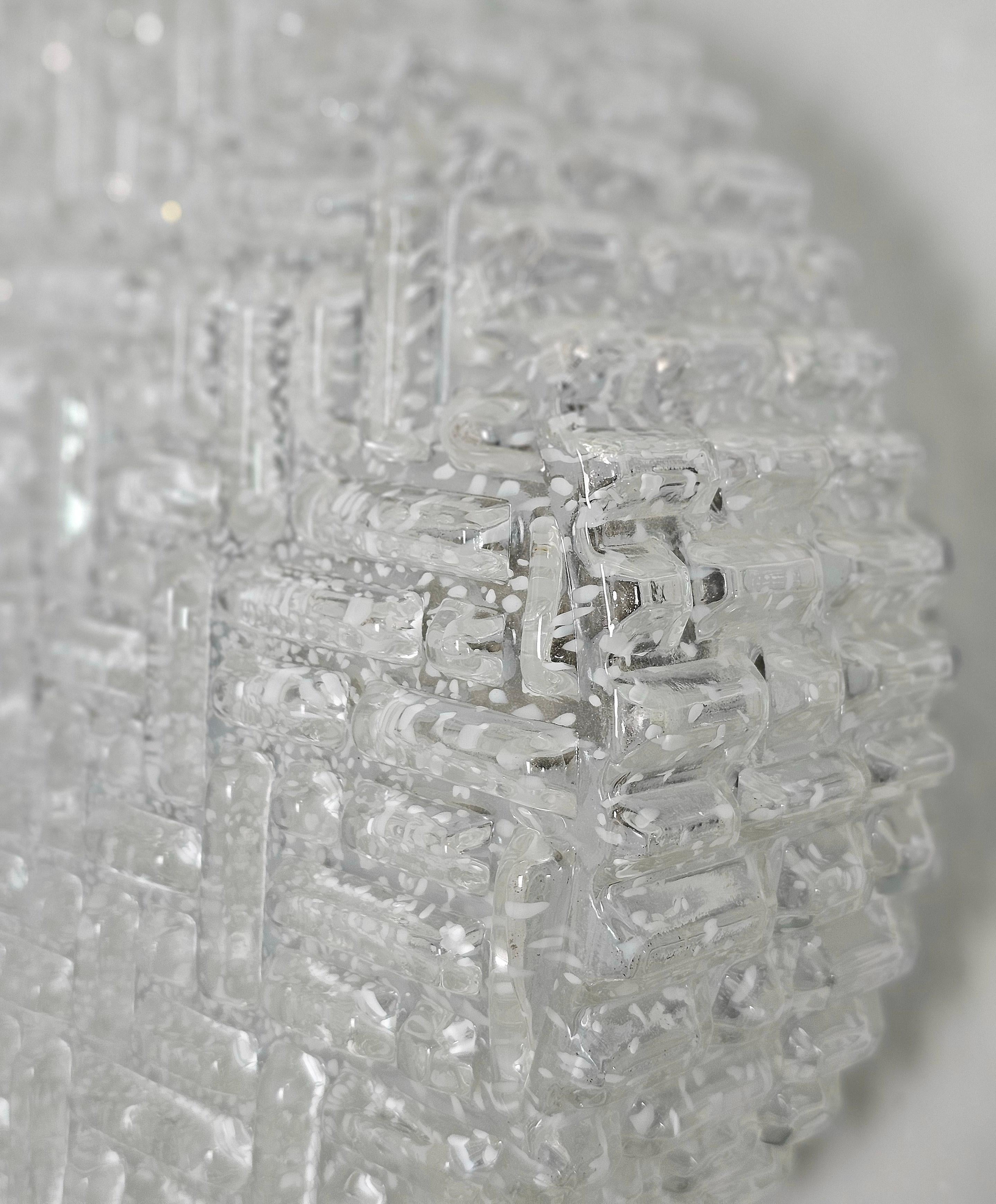Satz mit zwei Wandlampen aus Glas. Das transparente Glas hat eine runde Form mit geometrischen Mustern
  mit weißer Tüpfelung. Leopardenfleck. Struktur aus emailliertem Metall mit 2 E 27-Leuchten.

Gewicht von 1: 2500 Gramm
Durchmesser der