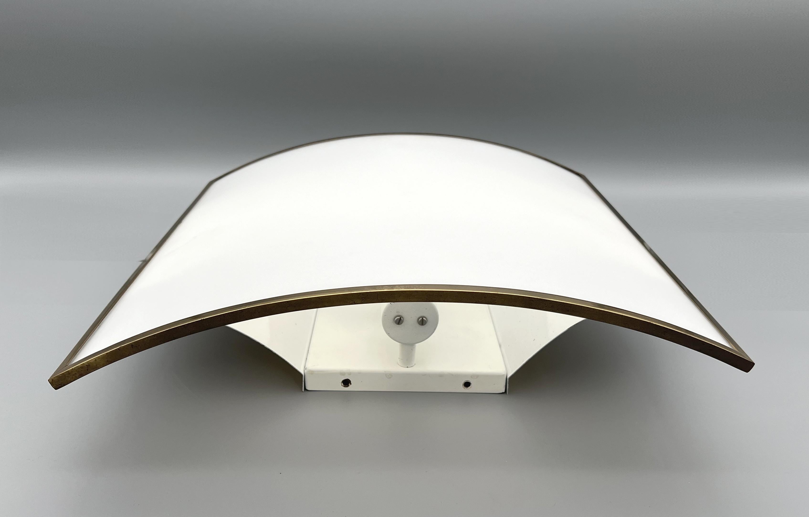 Dorato Coppia di lampade da parete, Michel Boyer, Ed. Verre Lumière, Parigi, Francia, circa 1978 in vendita