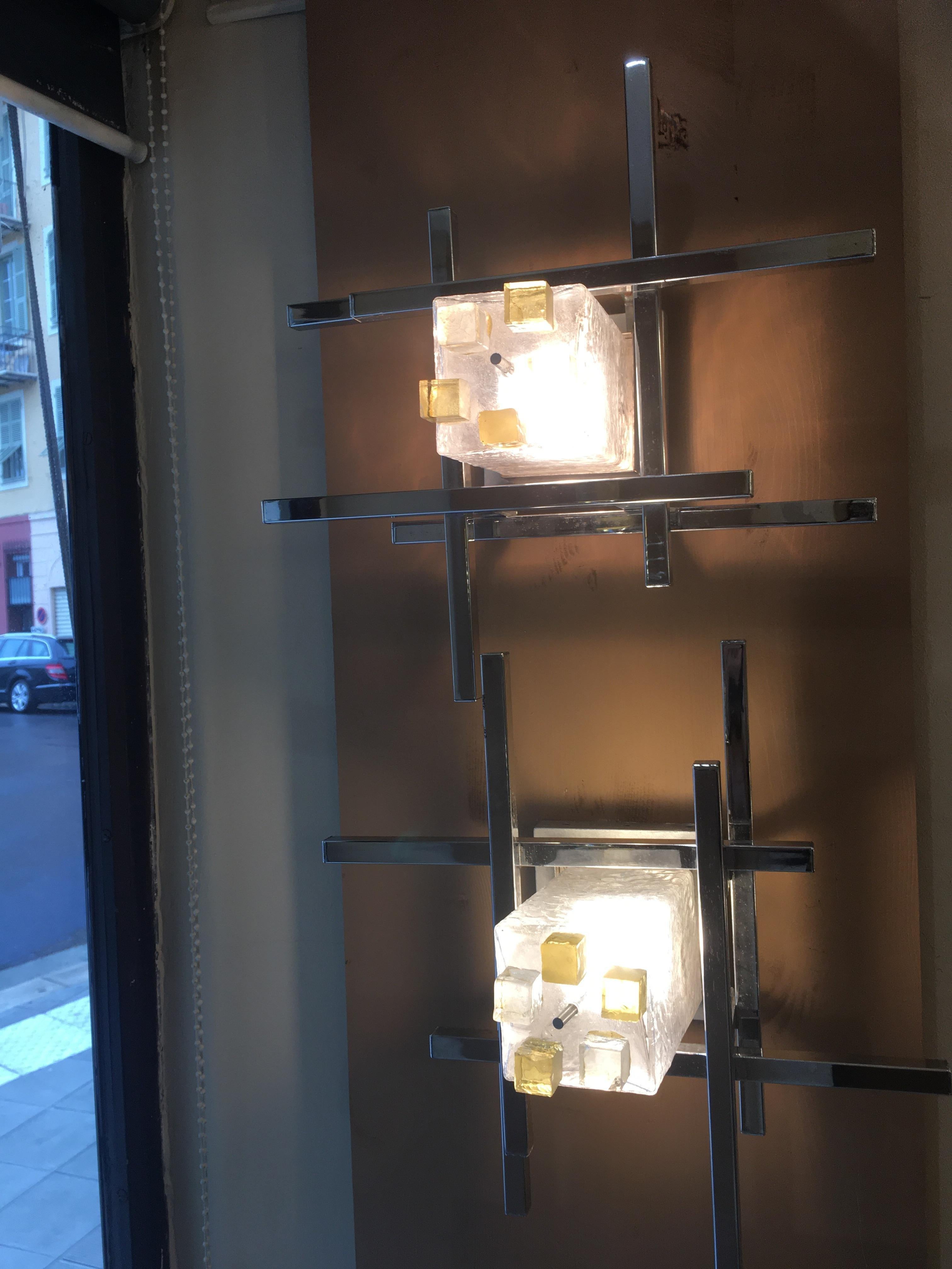 Pair of Murano glass sconces, transparent, chromed metal structure,
Italian work from the 70s.
Attributed to Mazzega.