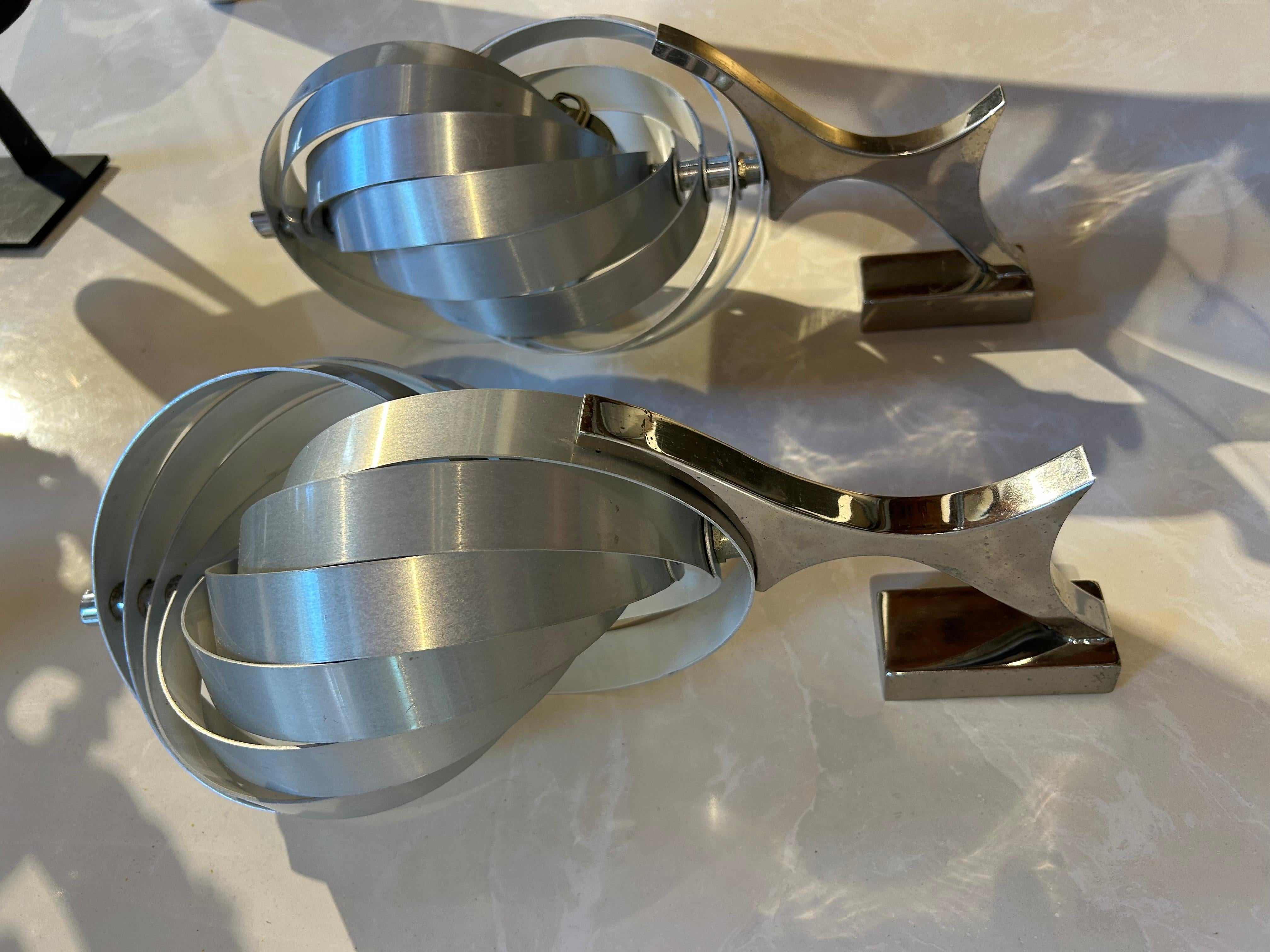 Henri Mathieu
Paire d'appliques en métal composées de lames d'aluminium montées en cercle hélicoïdal.
Hauteur 34 cm