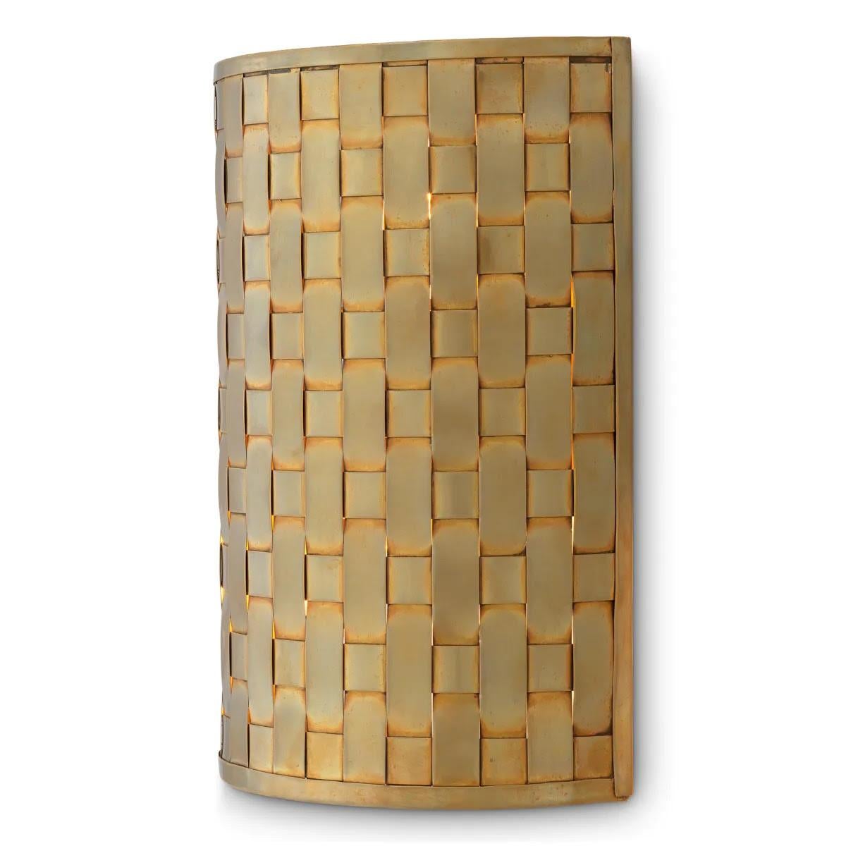 Añade un toque de refinada elegancia a tus paredes con estos apliques.
Fabricado íntegramente en latón vintage, este aplique presenta un bello dibujo que añade profundidad y textura a su elegante silueta. Los detalles de latón realzan el encanto
