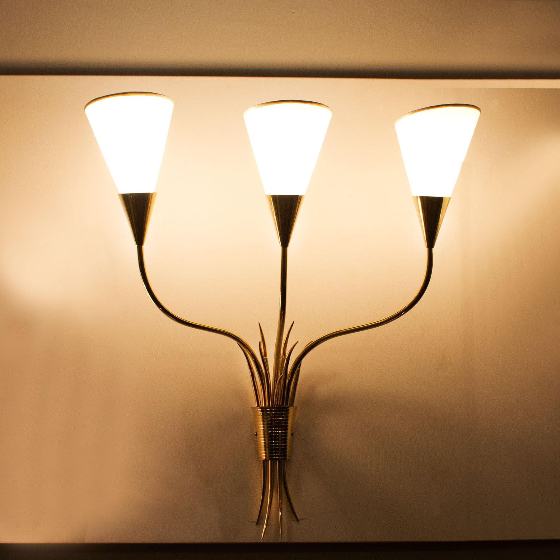 Pair of Mid-Century Modern Wall Lights With Celluloid Lampshades - France In Good Condition For Sale In Girona, ES