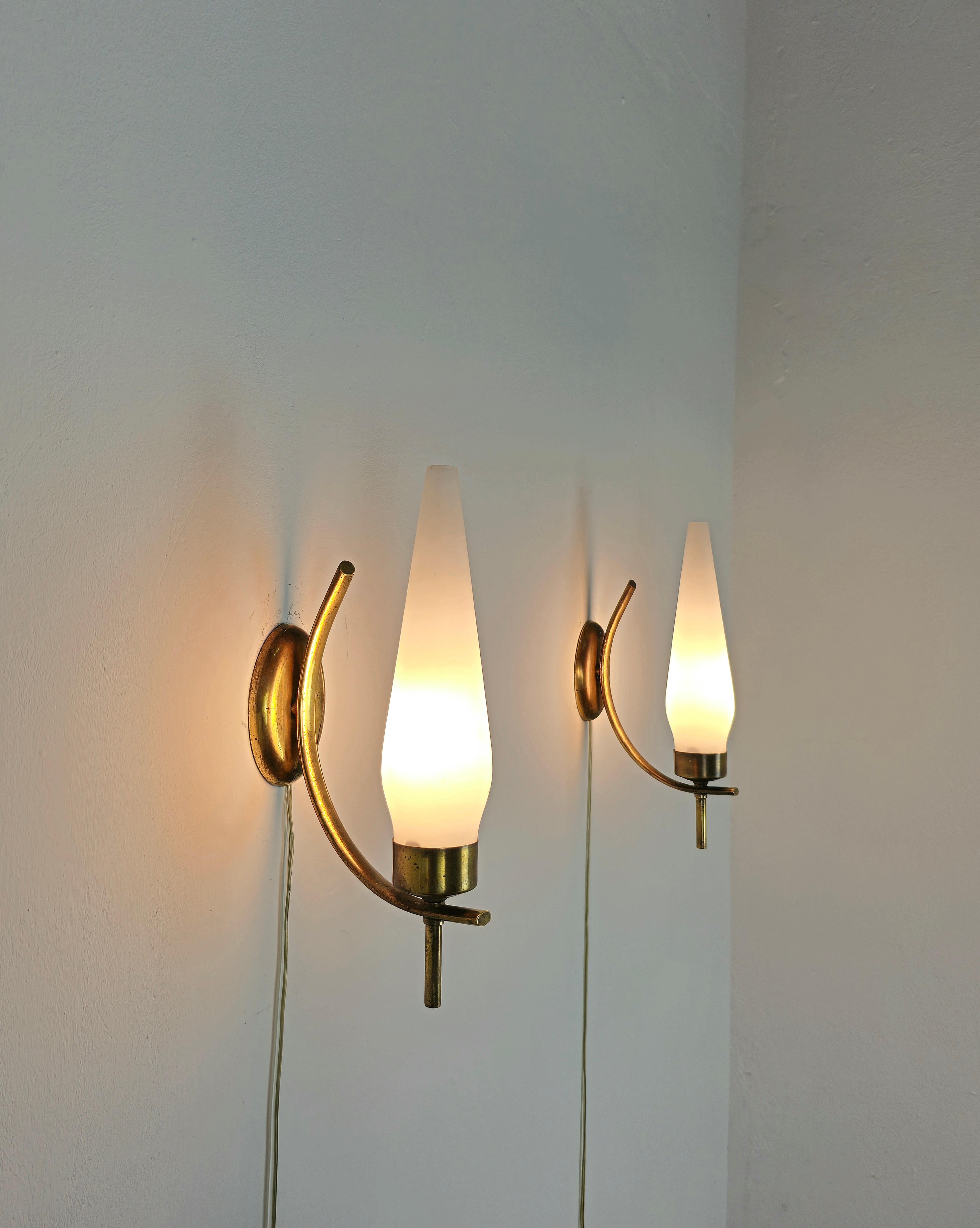 Set of 2 wall lamps made in Italy in the 1950s.
Each individual wall lamp was made with a brass structure that supports an opal glass diffuser.



Note: We try to offer our customers an excellent service even in shipments all over the world,