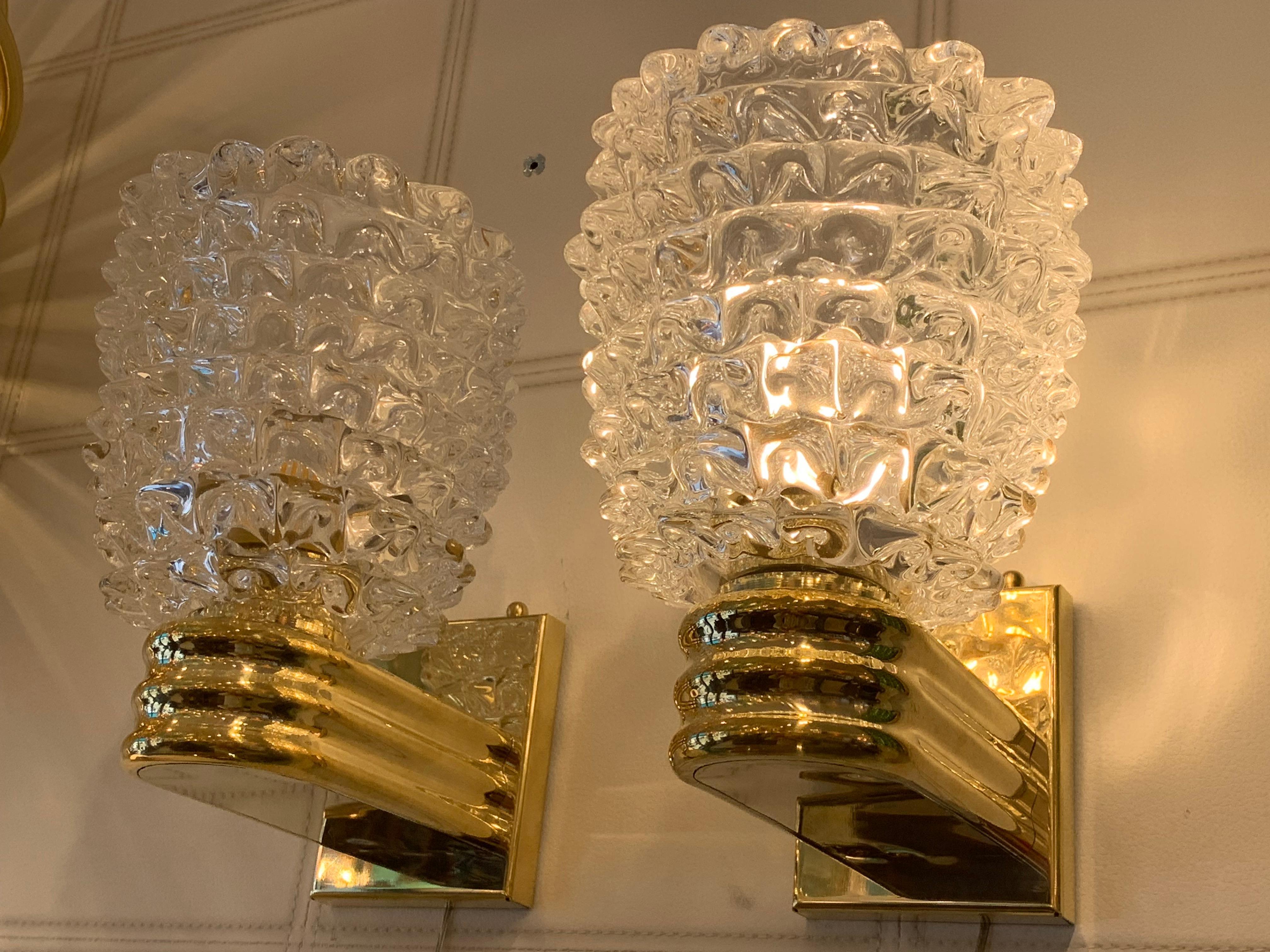 Cette magnifique paire d'appliques de Murano a été réalisée selon la technique du verre rostrato à la main par une équipe vénitienne d'artisans hautement qualifiés. Cela signifie que chaque pointe de verre a été tirée individuellement en relief pour