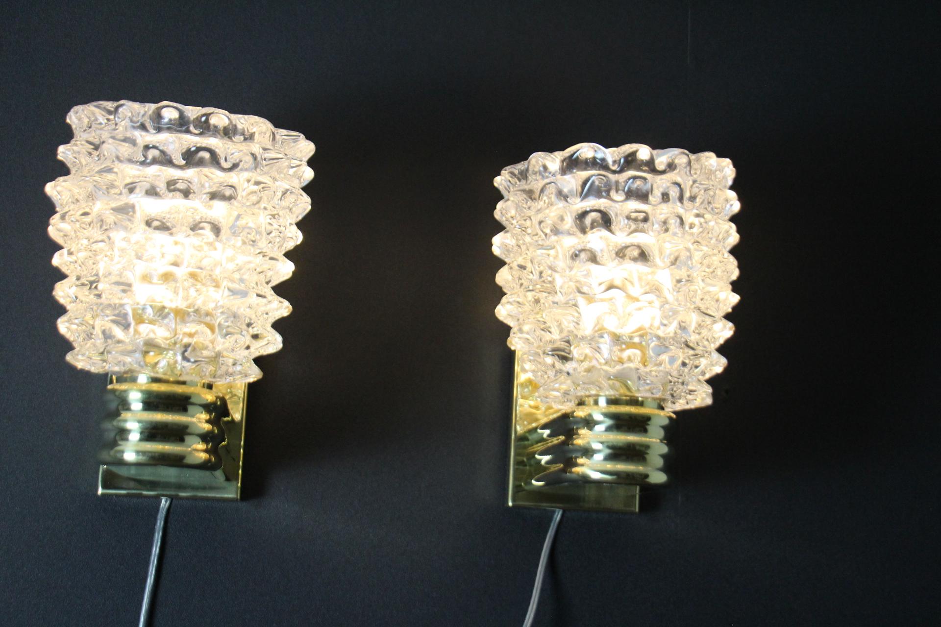 Contemporary Pair of Wall Lights Sconces in Rostrato Murano Glass in the Style of Barovier For Sale