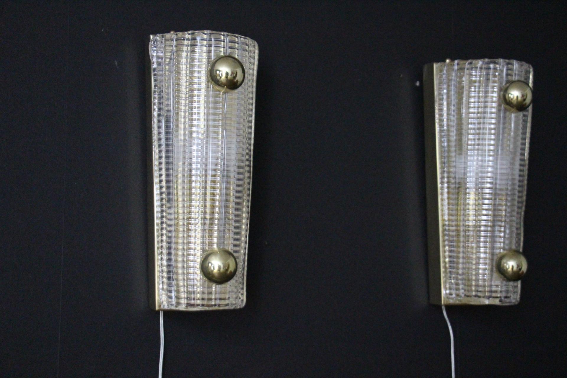 Mid-Century Modern Paire d'appliques murales en verre Murano texturé et boules en laiton en vente