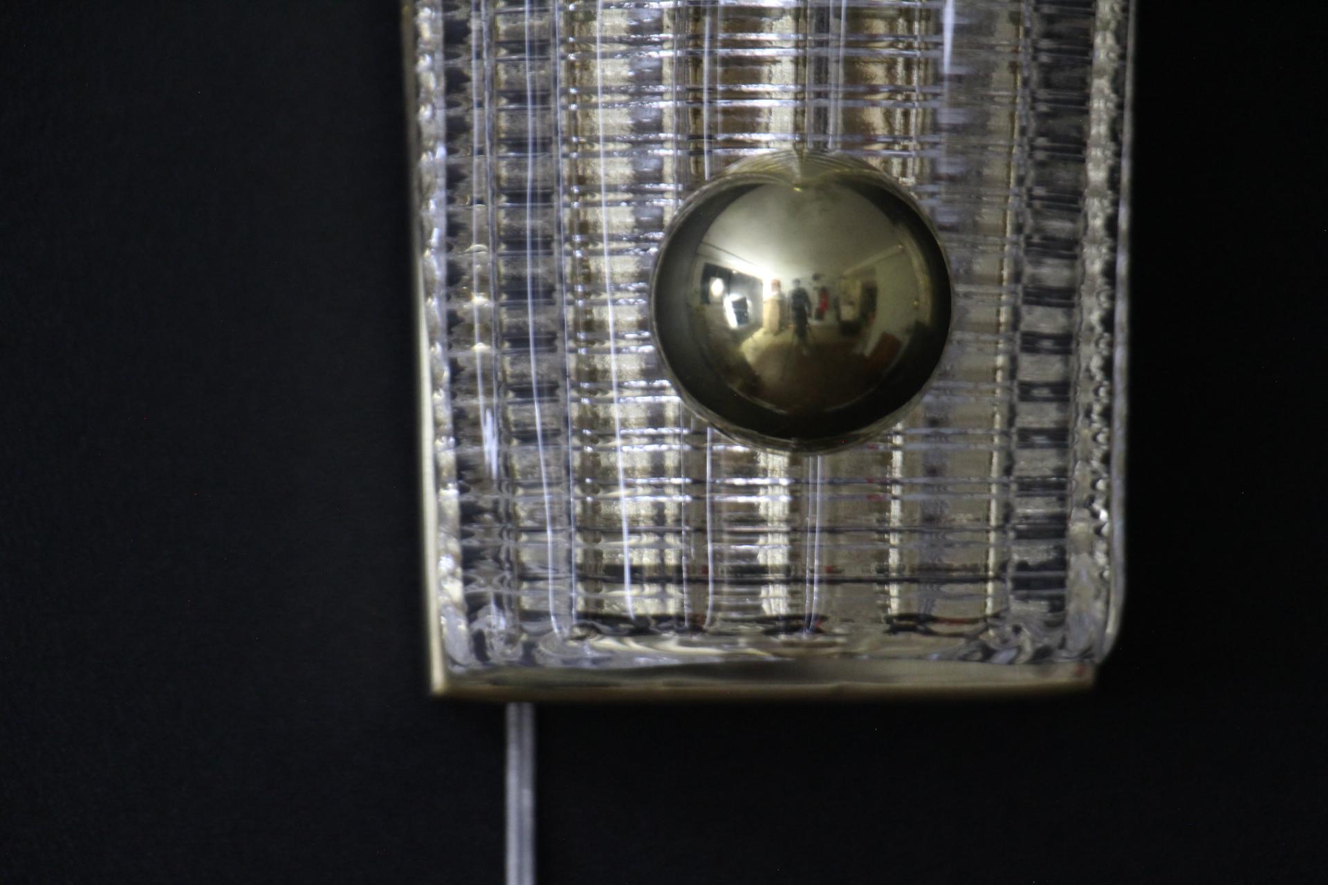 XXIe siècle et contemporain Paire d'appliques murales en verre Murano texturé et boules en laiton en vente