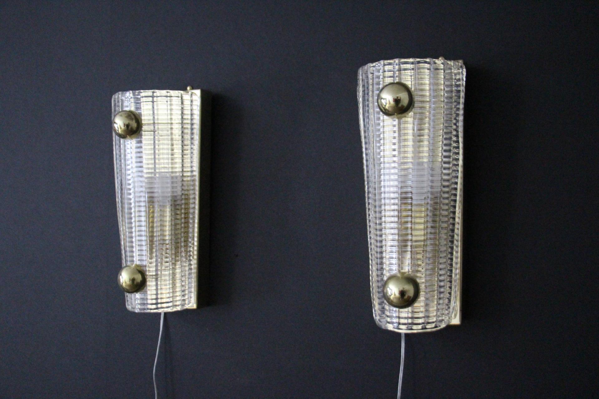 Laiton Paire d'appliques murales en verre Murano texturé et boules en laiton en vente